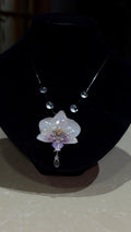 Collar de Gotas y Flor Real Orquídea Blanca-Morada| JOYERÍA BOTÁNICA |