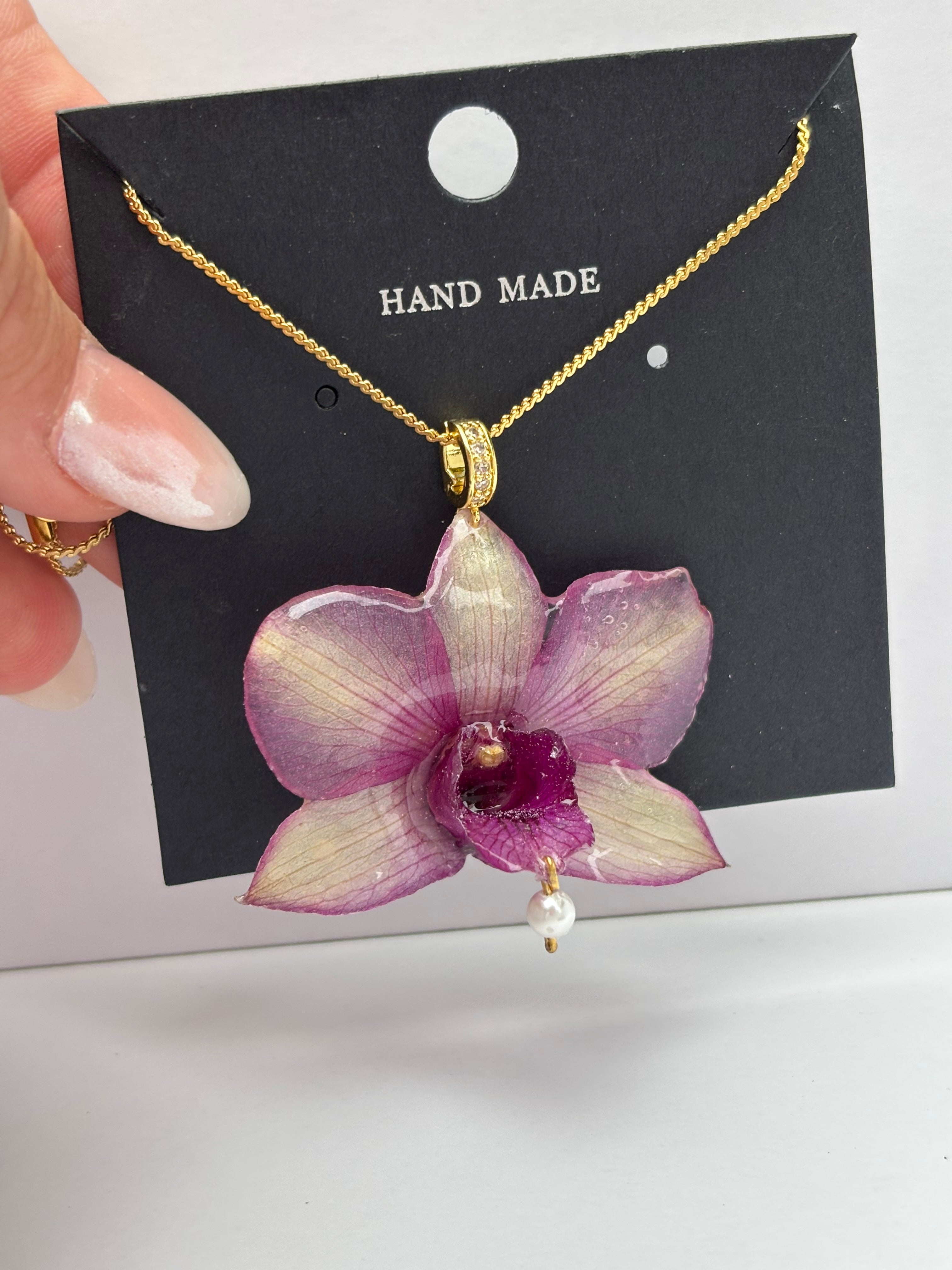 Collar Dorado con Flor Real Orquídea Morada| JOYERÍA BOTÁNICA |