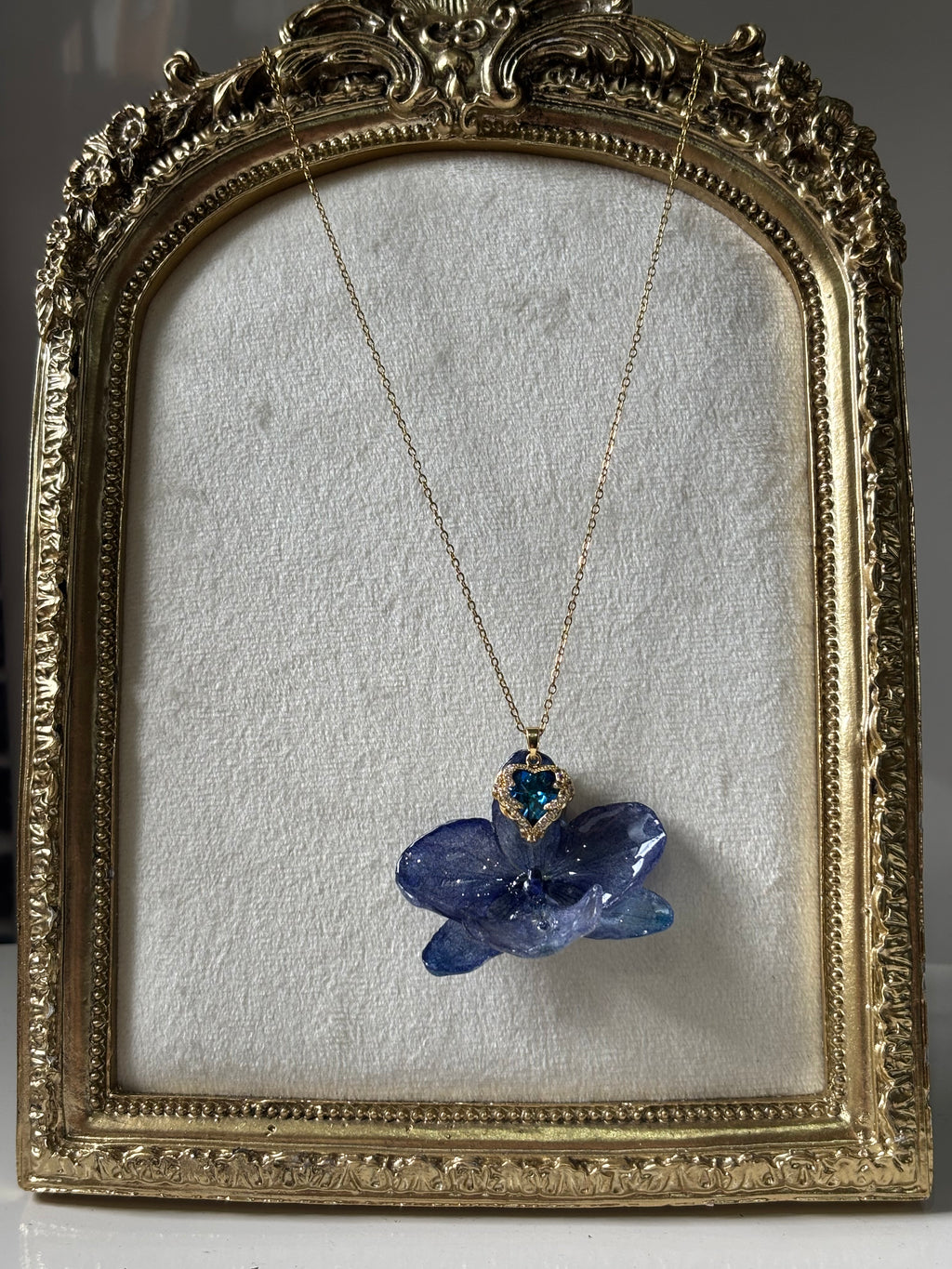 Collar Dorado con Flor Real Orquídea Azul| JOYERÍA BOTÁNICA |