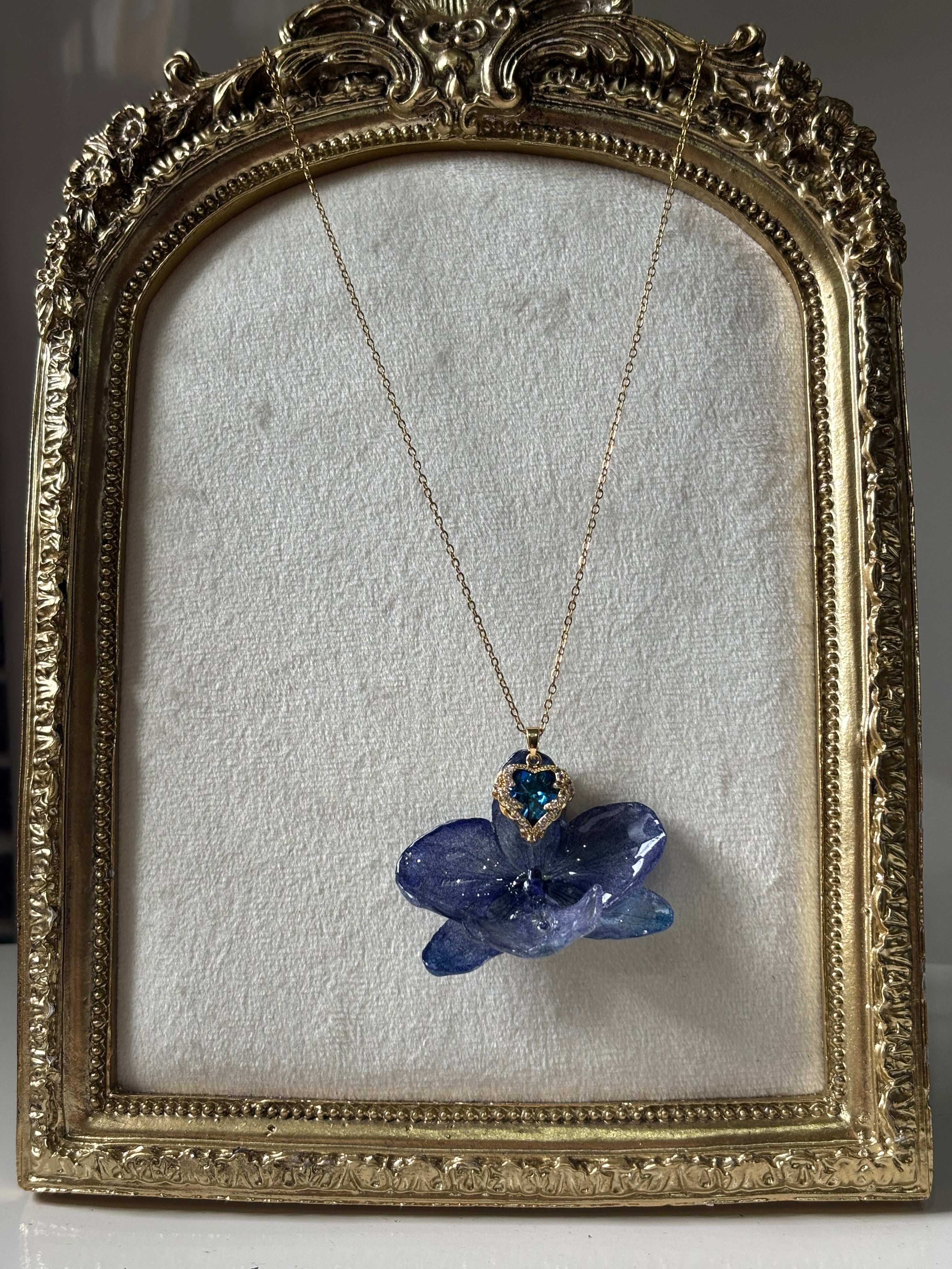 Collar Dorado con Flor Real Orquídea Azul| JOYERÍA BOTÁNICA |