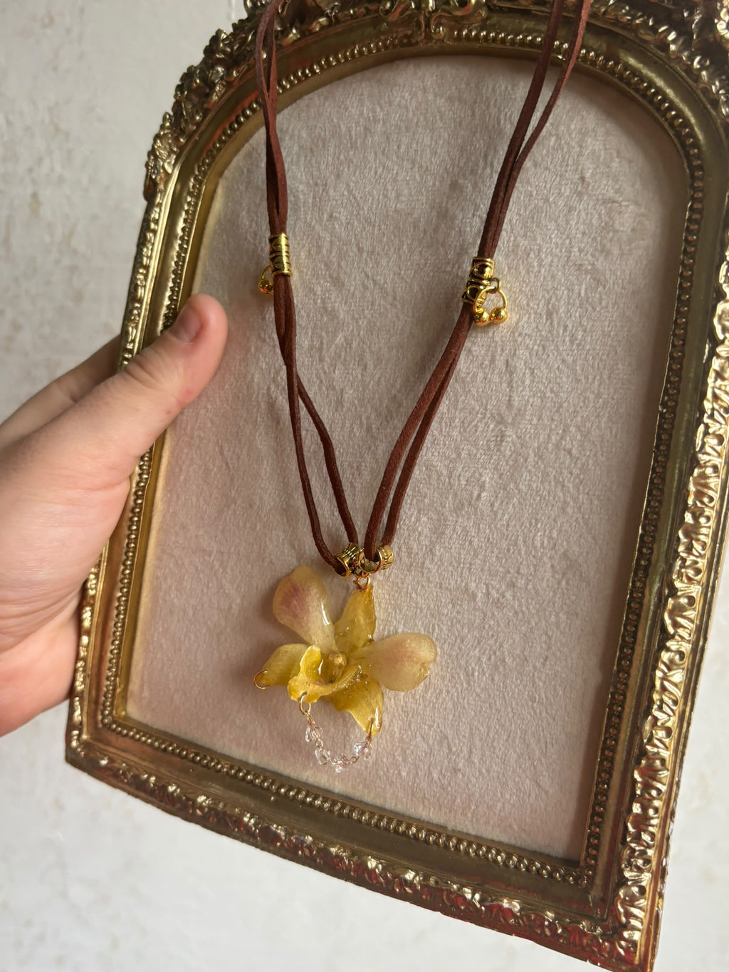 Collar Dorado con Flor Real Orquídea Amarilla| JOYERÍA BOTÁNICA |