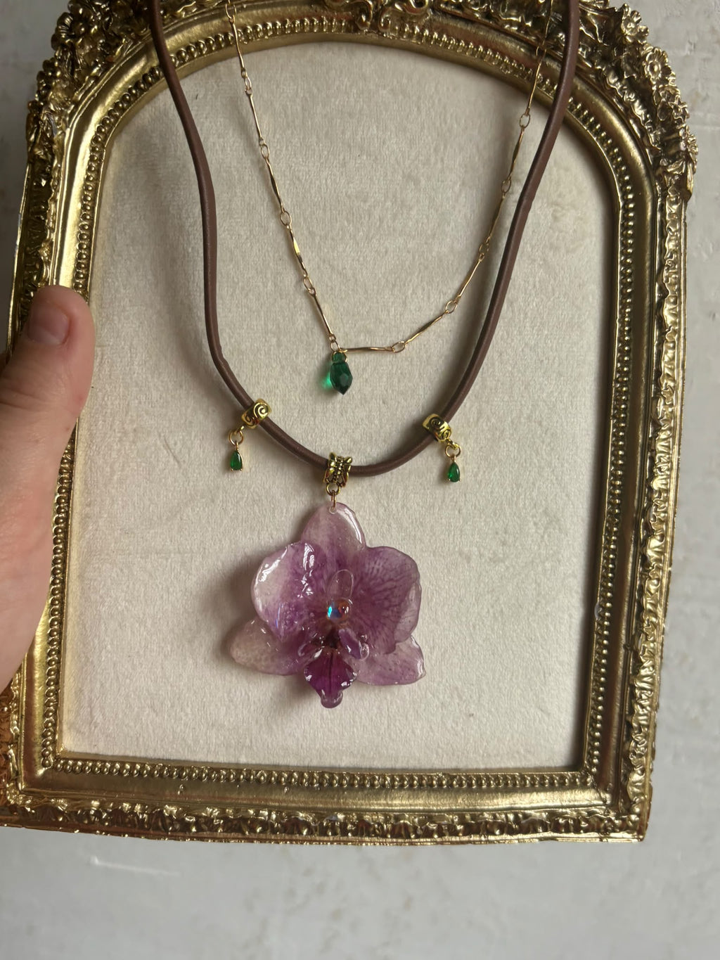 Collar Dorado con Flor Real Orquídea Morada| JOYERÍA BOTÁNICA |