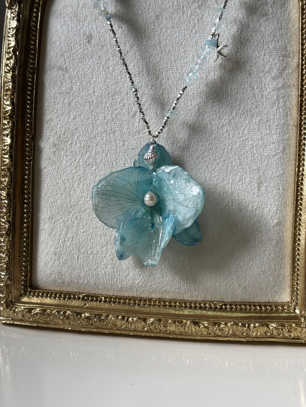 Collar Plateado con Flor Real Orquídea Azul| JOYERÍA BOTÁNICA |