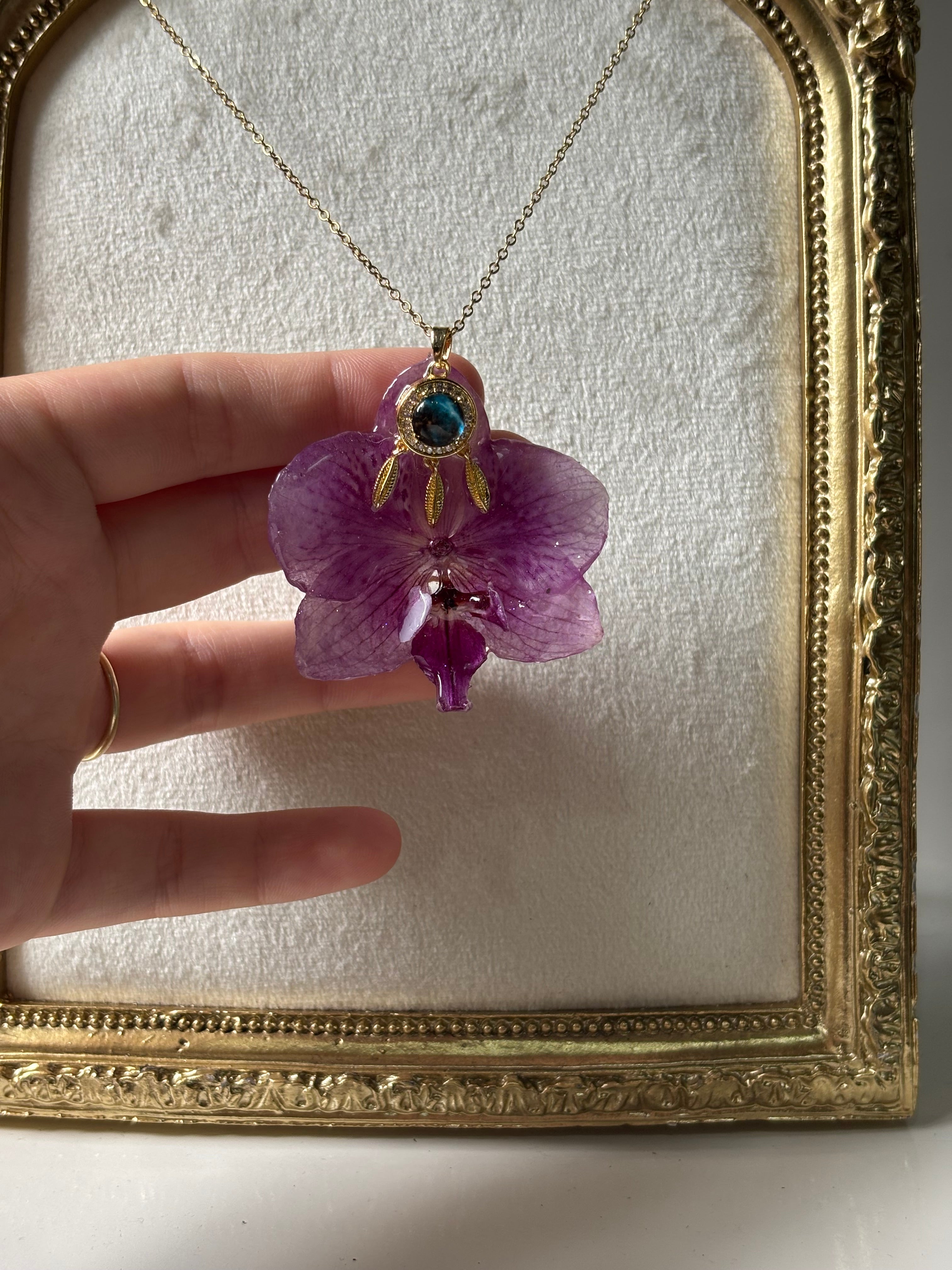 Collar Dorado con Flor Real Orquídea Morada| JOYERÍA BOTÁNICA |