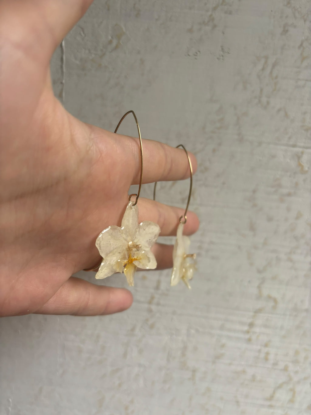 Pendientes Dorados con Flor Real Orquídea Blanca-Amarilla | JOYERÍA BOTÁNICA |
