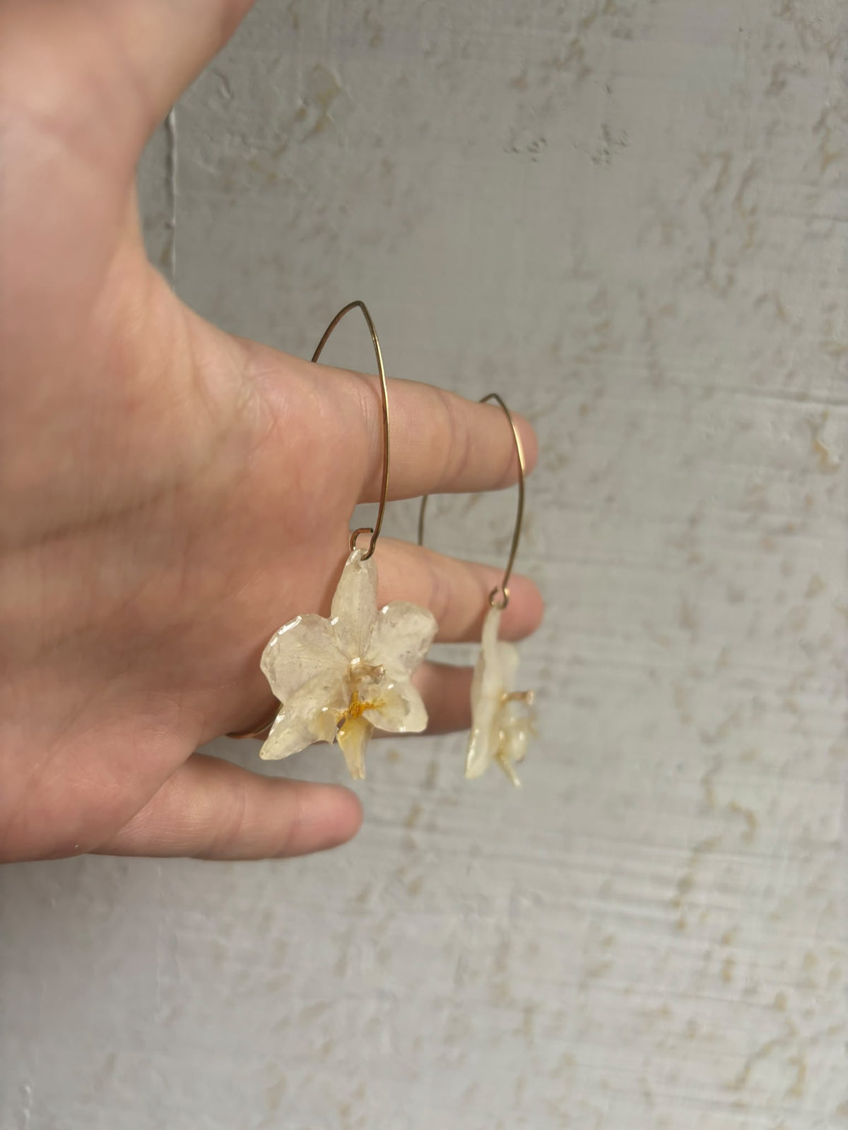 Pendientes Dorados con Flor Real Orquídea Blanca-Amarilla | JOYERÍA BOTÁNICA |