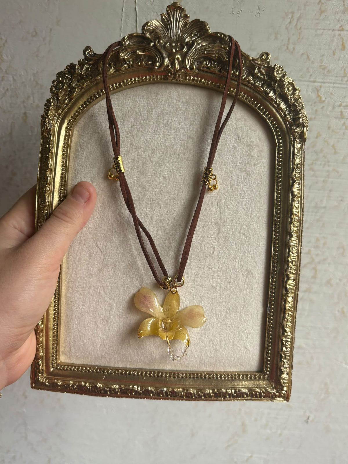 Collar Dorado con Flor Real Orquídea Amarilla| JOYERÍA BOTÁNICA |