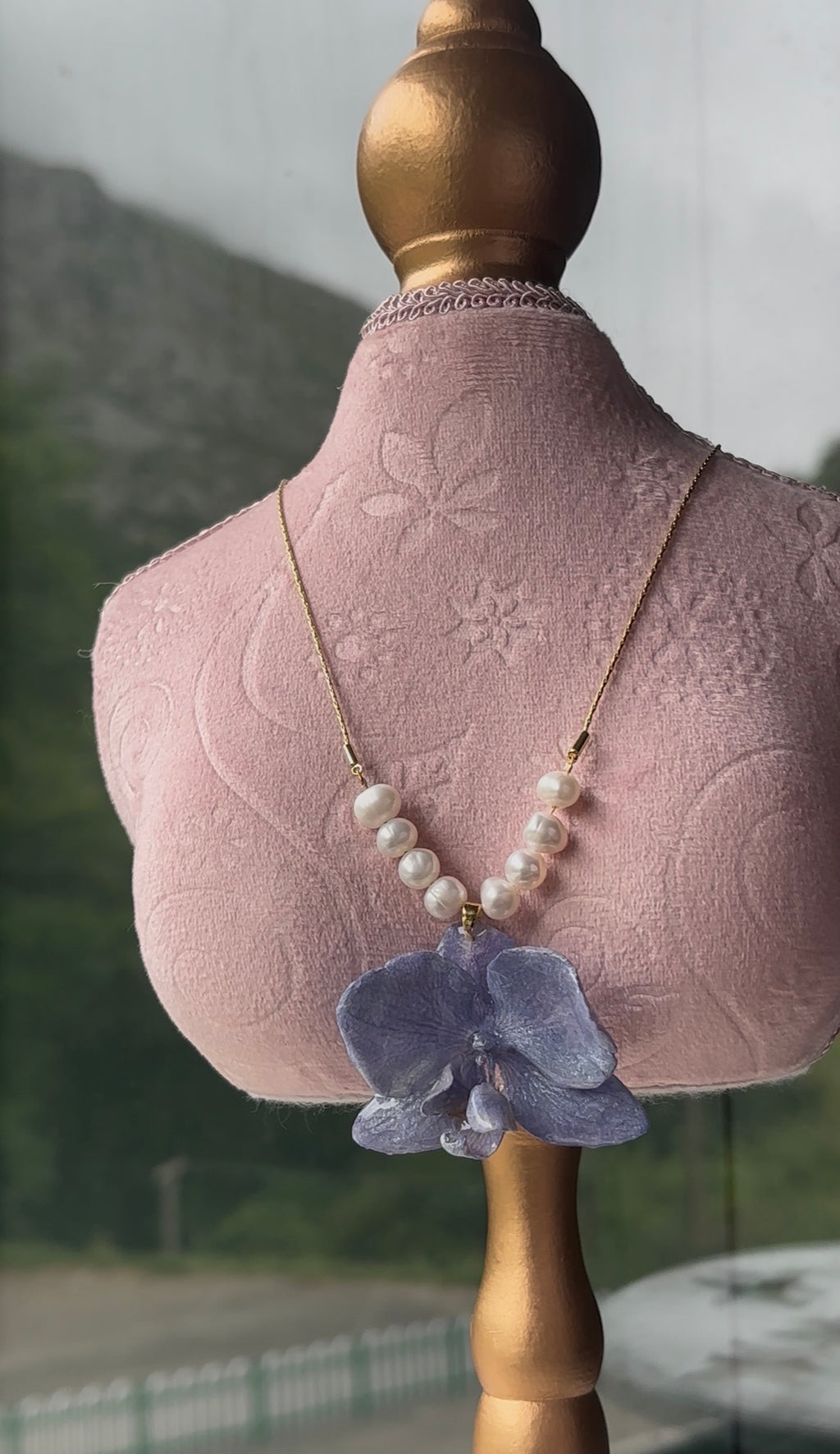 Collar Dorado con Flor Real Orquídea Celeste | JOYERÍA BOTÁNICA |