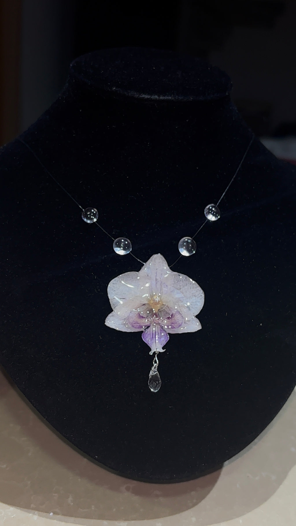 Collar de Gotas y Flor Real Orquídea Blanca-Morada| JOYERÍA BOTÁNICA |