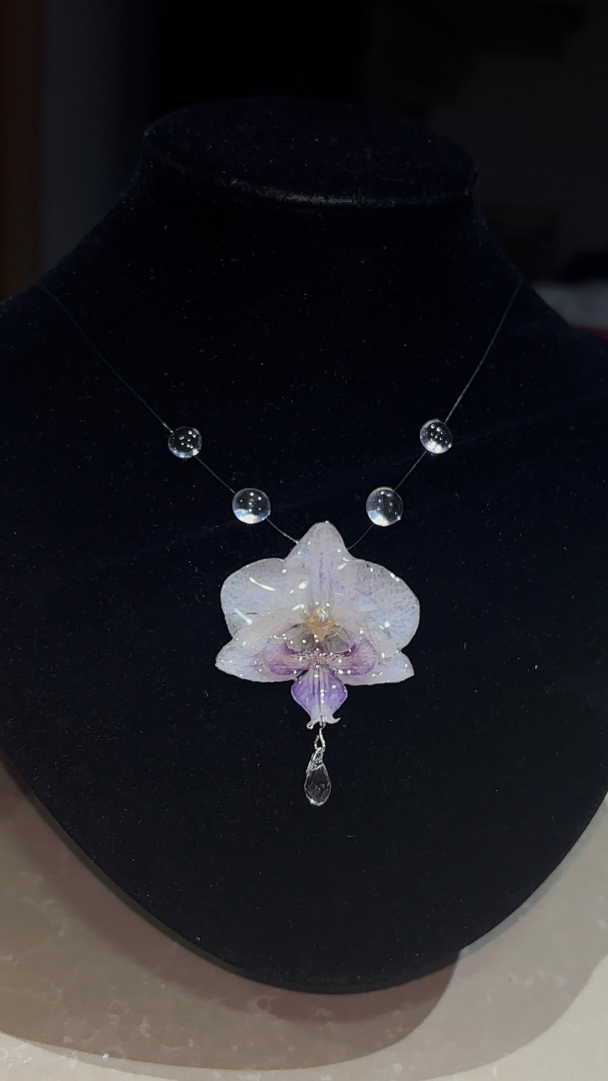 Collar de Gotas y Flor Real Orquídea Blanca-Morada| JOYERÍA BOTÁNICA |