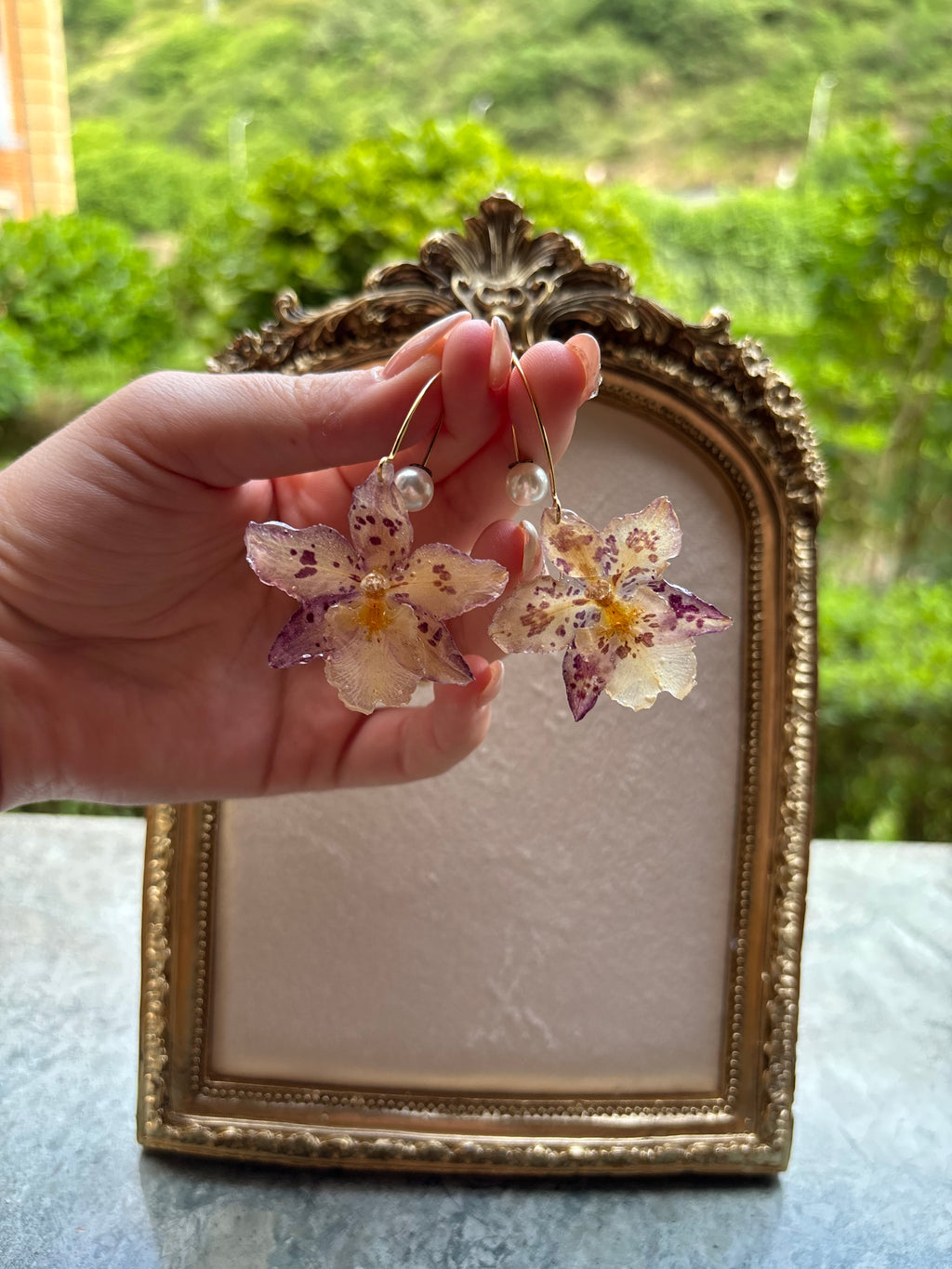 Pendientes Dorados con Flor Real Orquídea Morada | JOYERÍA BOTÁNICA |