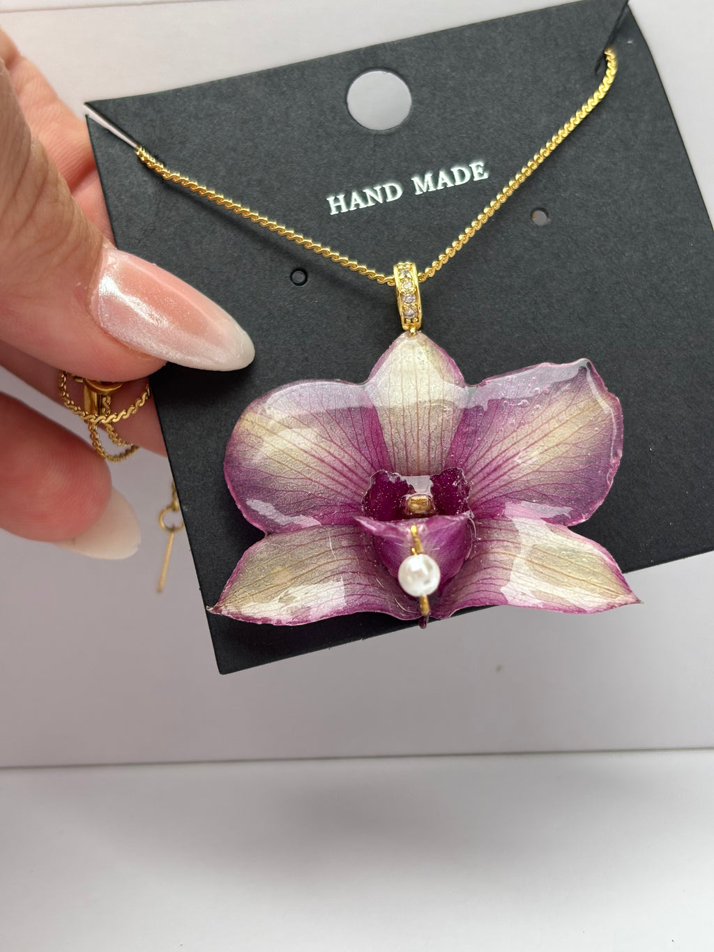 Collar Dorado con Flor Real Orquídea Morada| JOYERÍA BOTÁNICA |