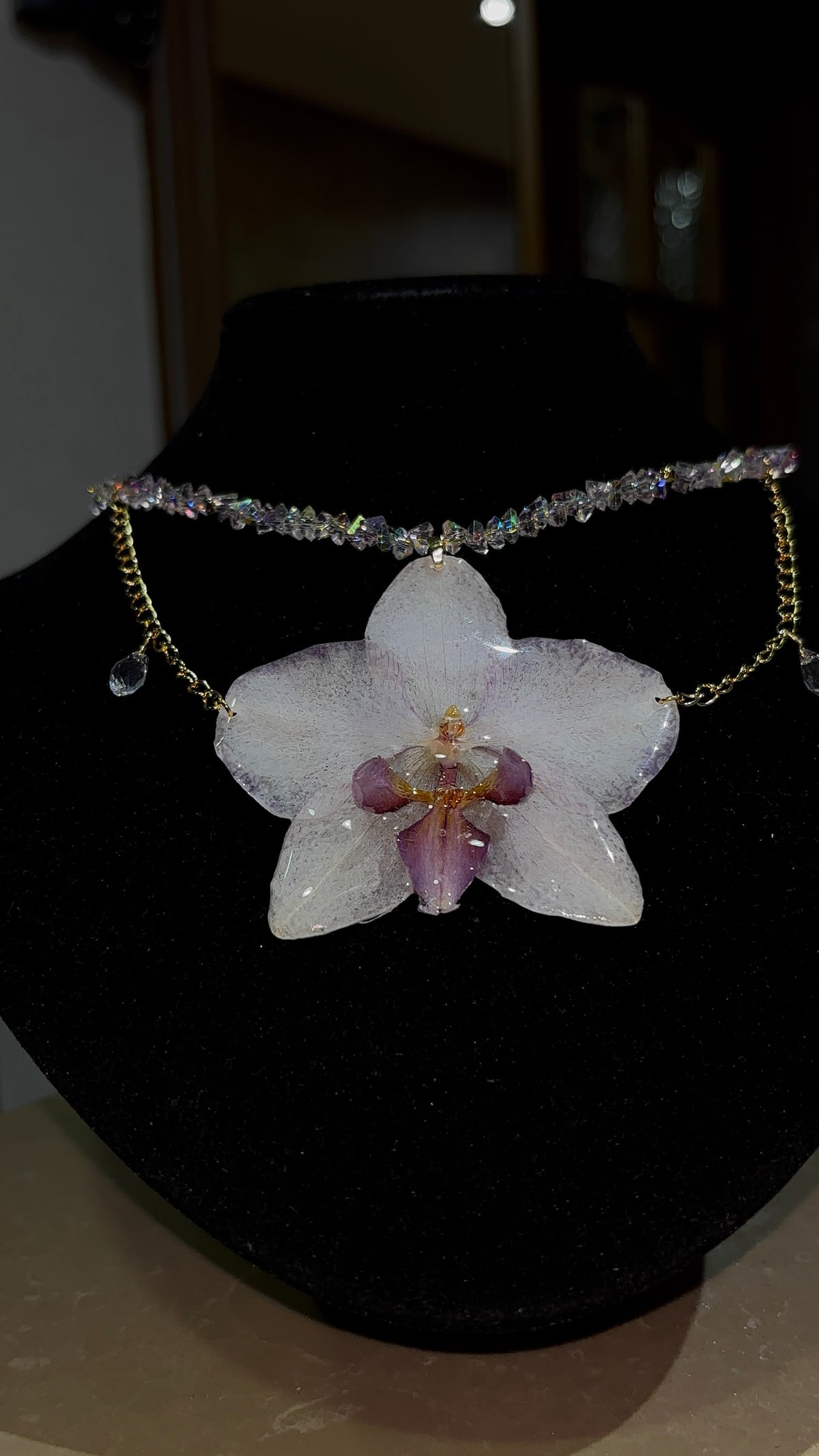 Collar Dorado con Flor Real Orquídea Blanca-Morada| JOYERÍA BOTÁNICA |