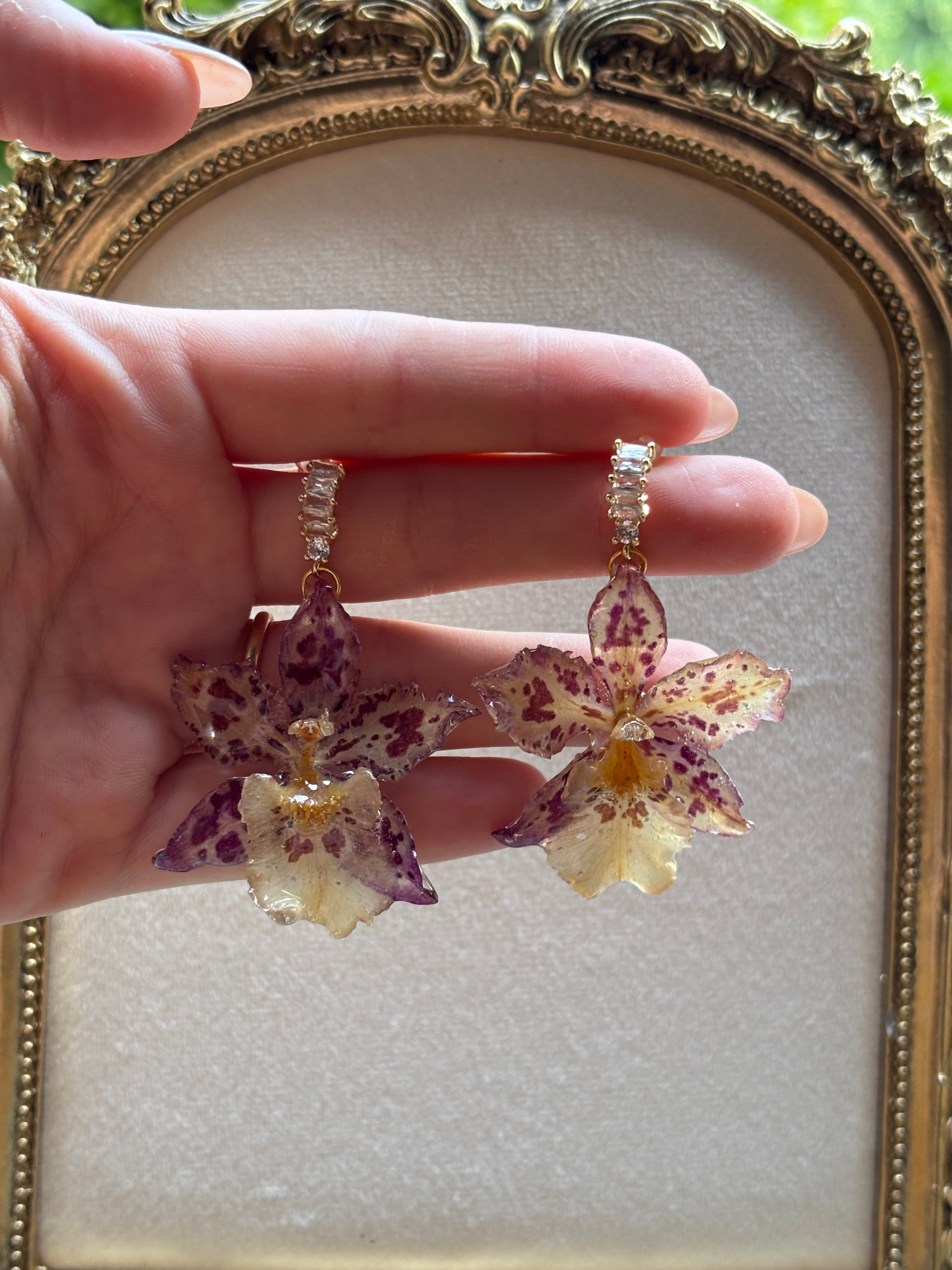 Pendientes Dorados con Flor Real Orquídea Morada | JOYERÍA BOTÁNICA |