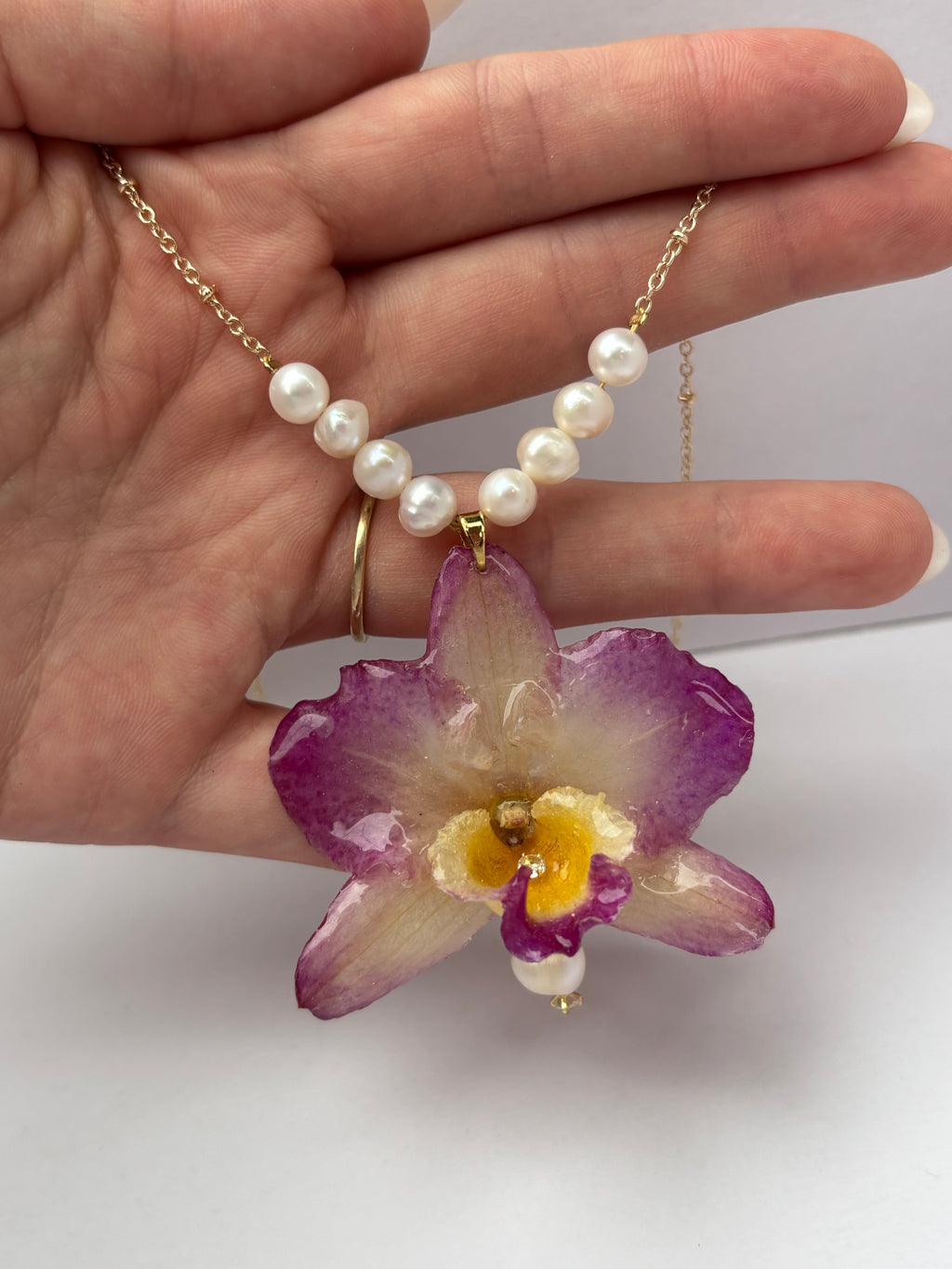 Collar Dorado con Flor Real Orquídea Rosa-Amarilla| JOYERÍA BOTÁNICA |