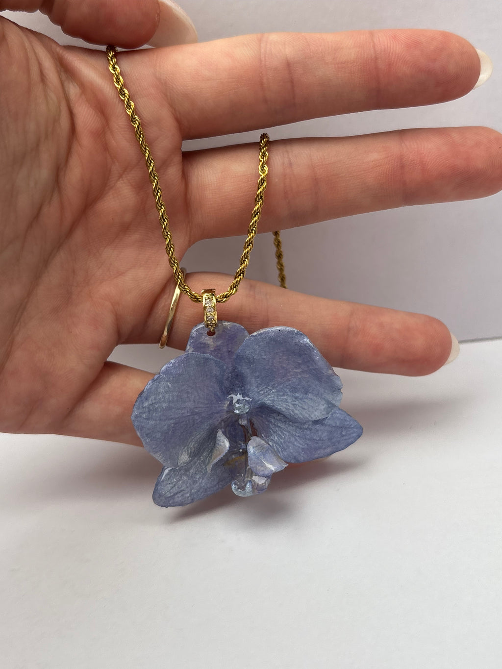 Collar Dorado con Flor Real Orquídea Azul| JOYERÍA BOTÁNICA |