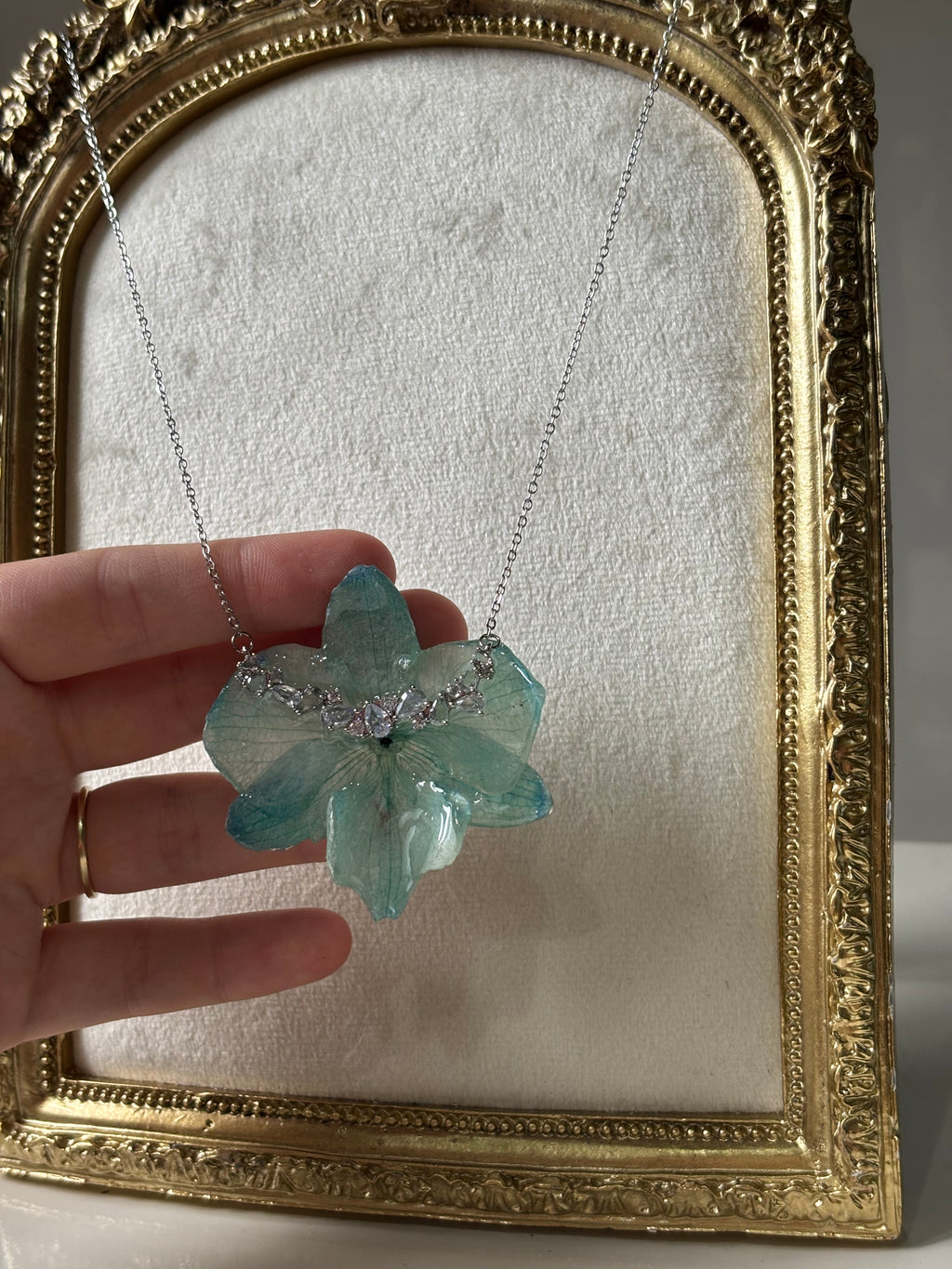 Collar Plateado con Flor Real Orquídea Azul| JOYERÍA BOTÁNICA |