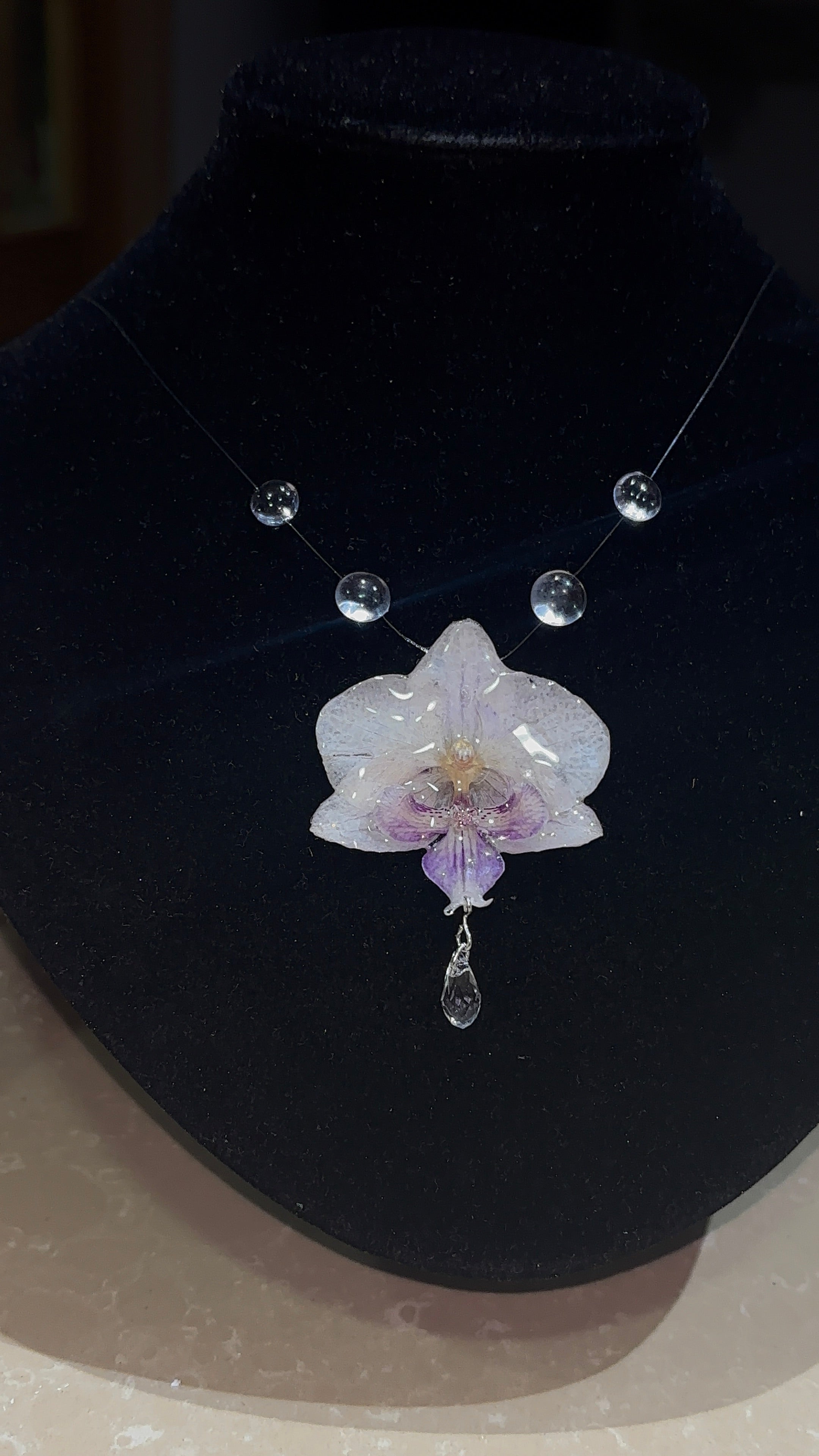 Collar de Gotas y Flor Real Orquídea Blanca-Morada| JOYERÍA BOTÁNICA |
