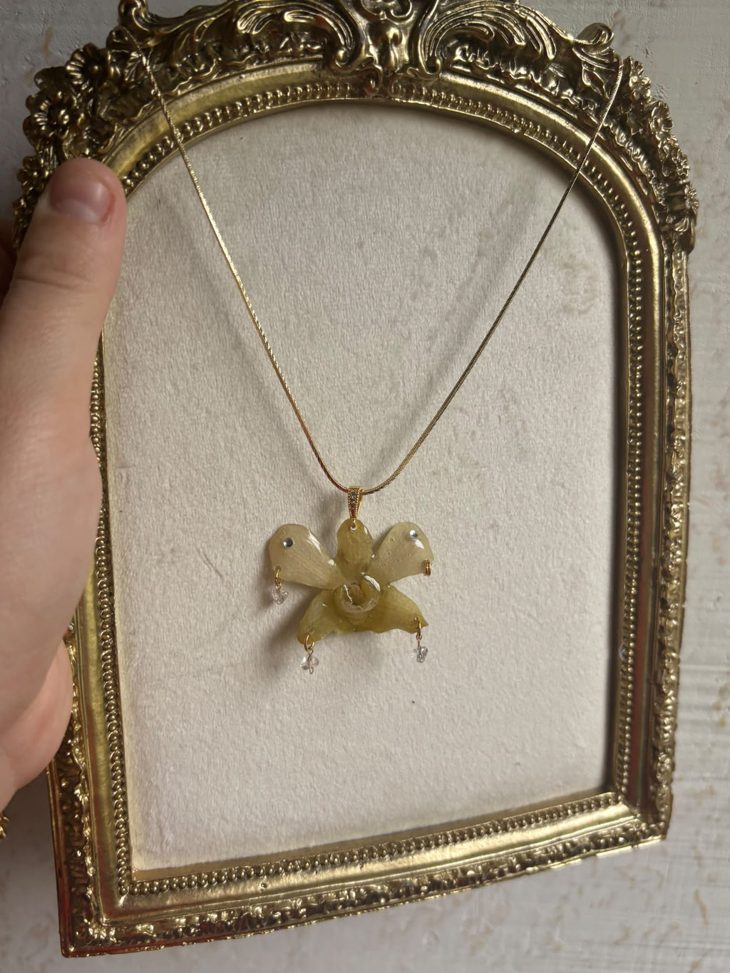Collar Dorado con Flor Real Orquídea Amarilla| JOYERÍA BOTÁNICA |