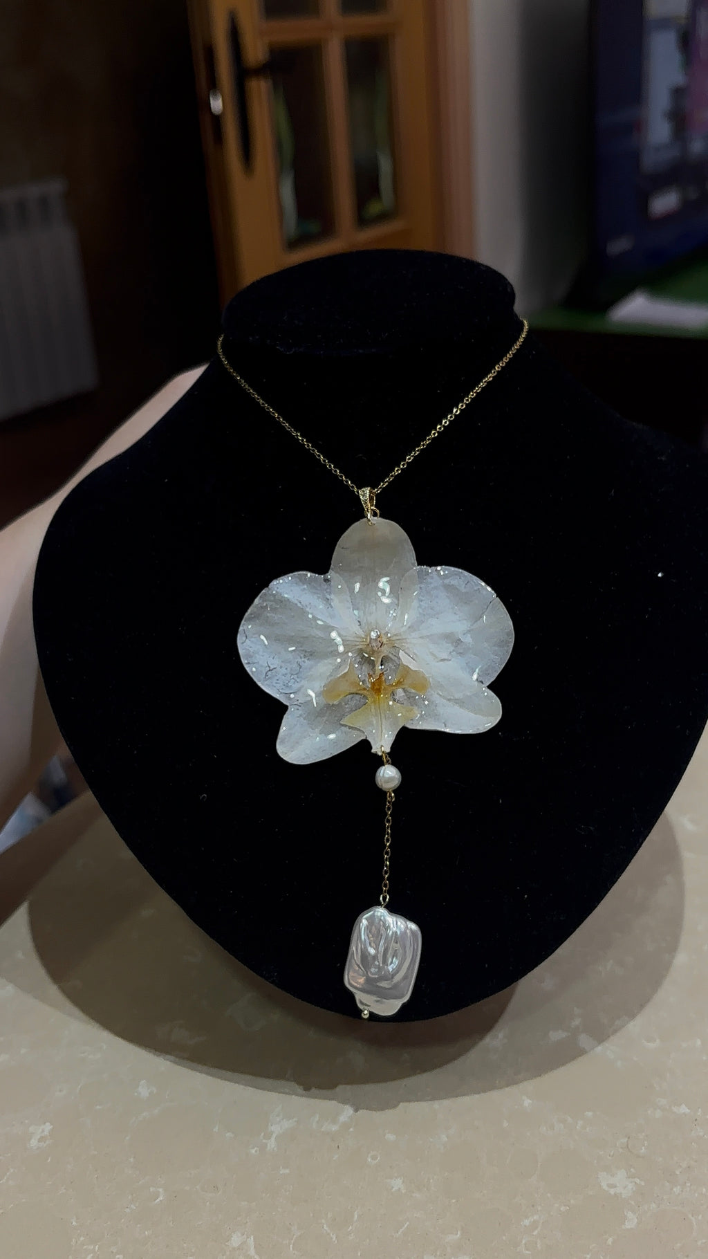 Collar Dorado con Flor Real Orquídea Blanca| JOYERÍA BOTÁNICA |