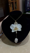 Collar Dorado con Flor Real Orquídea Blanca| JOYERÍA BOTÁNICA |