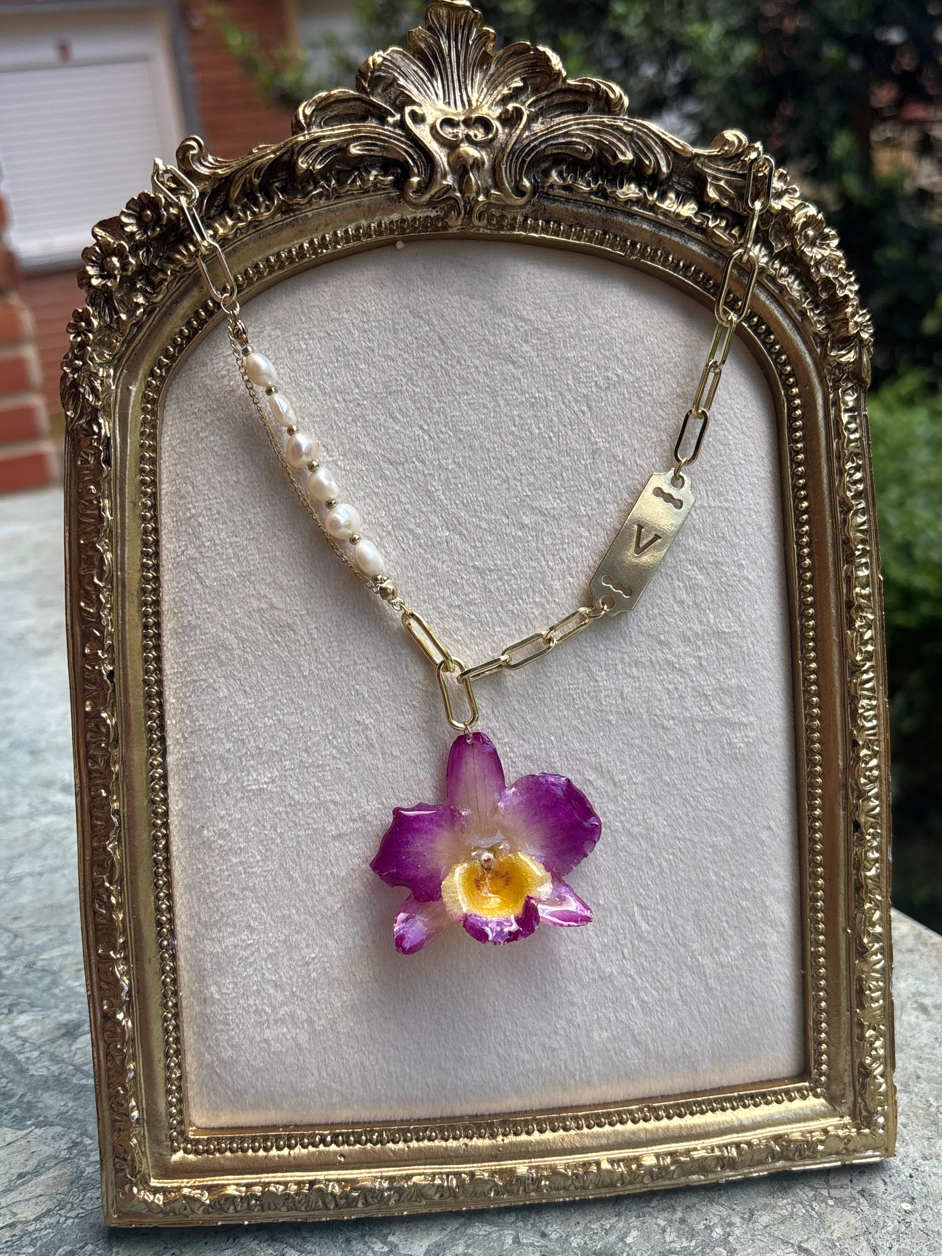 Collar Dorado con Flor Real Orquídea Amarilla-Morada| JOYERÍA BOTÁNICA |