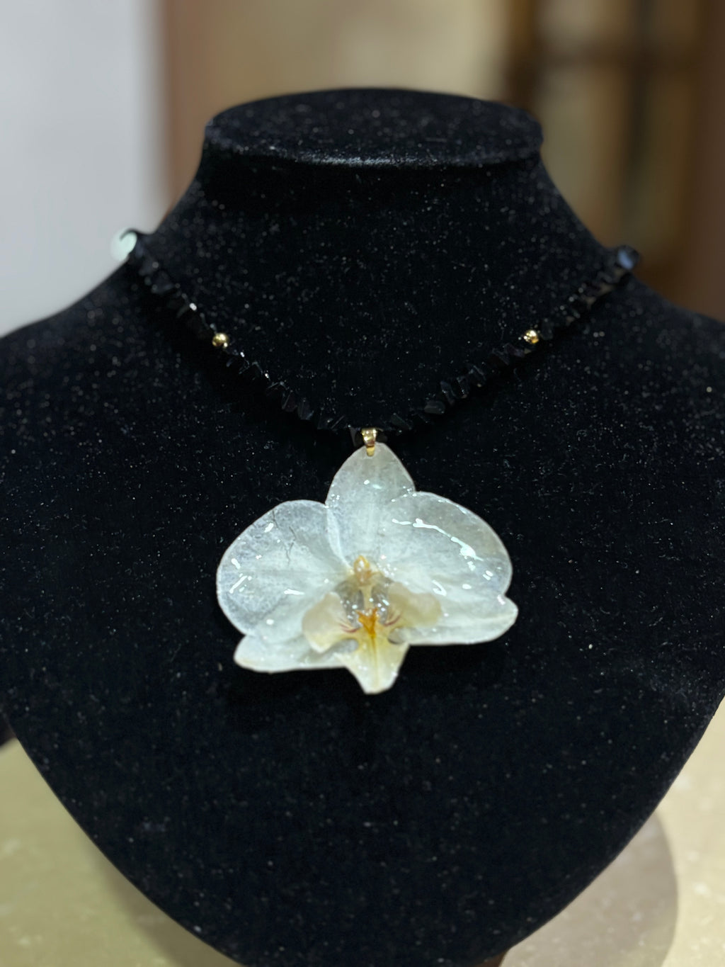 Collar Dorado con Flor Real Orquídea Blanca-Amarilla| JOYERÍA BOTÁNICA |