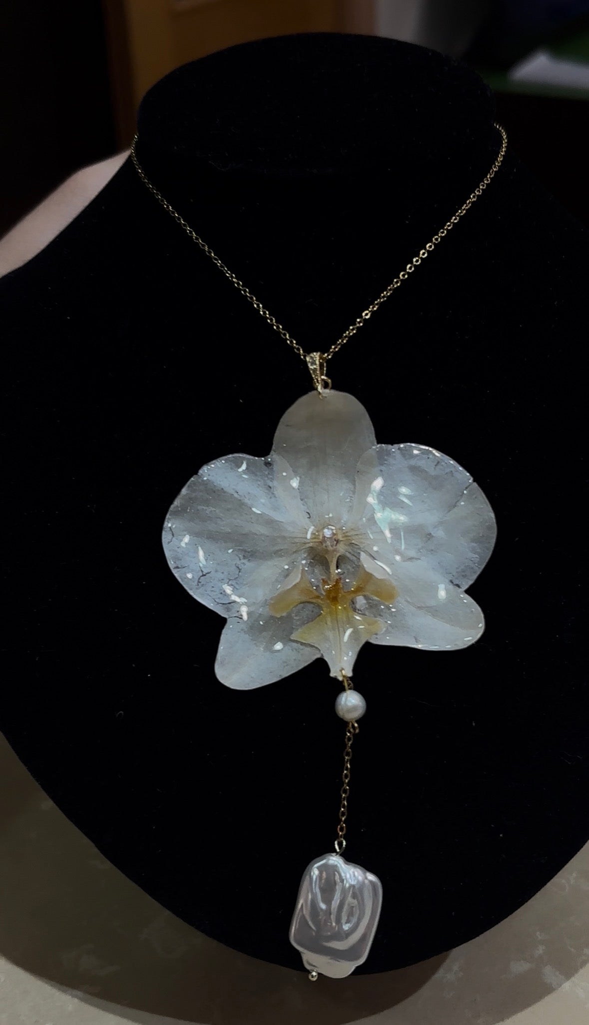 Collar Dorado con Flor Real Orquídea Blanca| JOYERÍA BOTÁNICA |