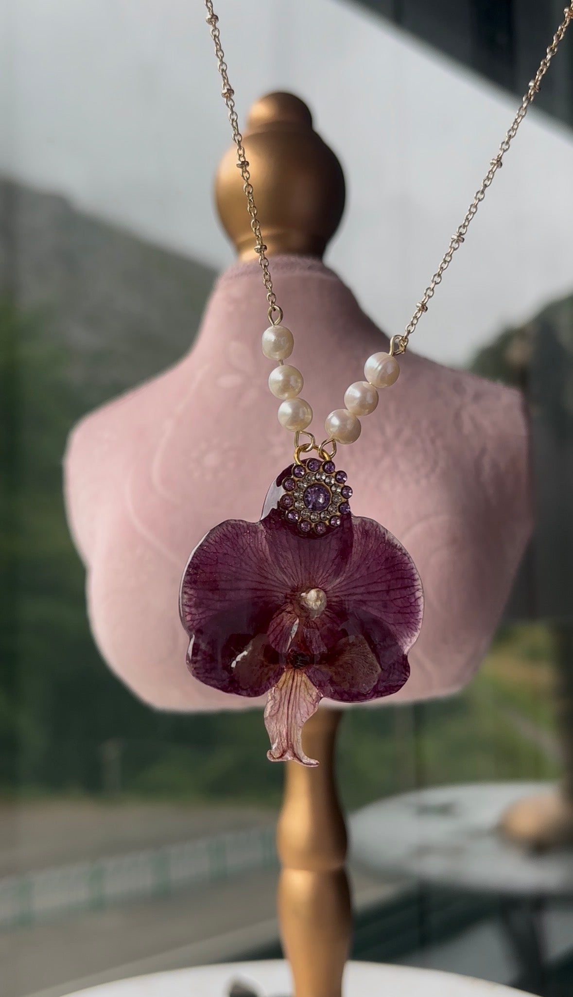 Collar Dorado con Flor Real Orquídea Morada | JOYERÍA BOTÁNICA |