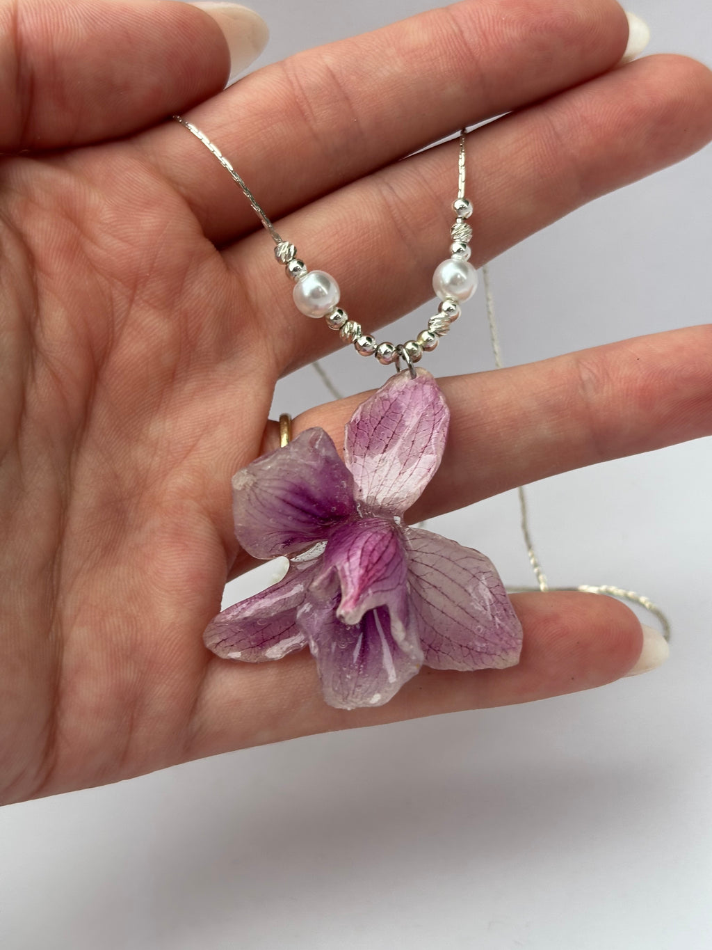 Collar Plateado con Flor Real Orquídea Morada | JOYERÍA BOTÁNICA |