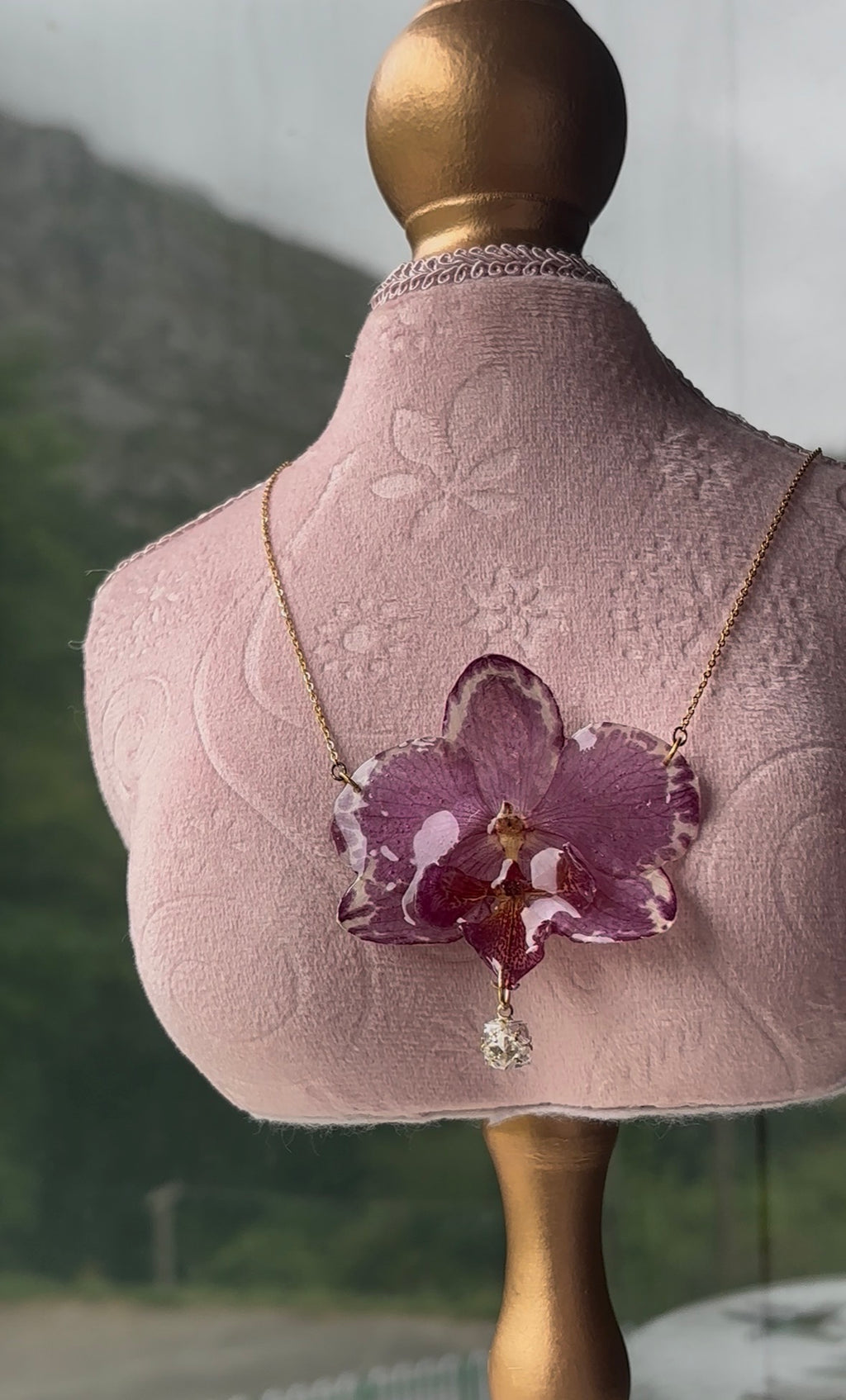 Collar Dorado con Flor Real Orquídea Morada | JOYERÍA BOTÁNICA |