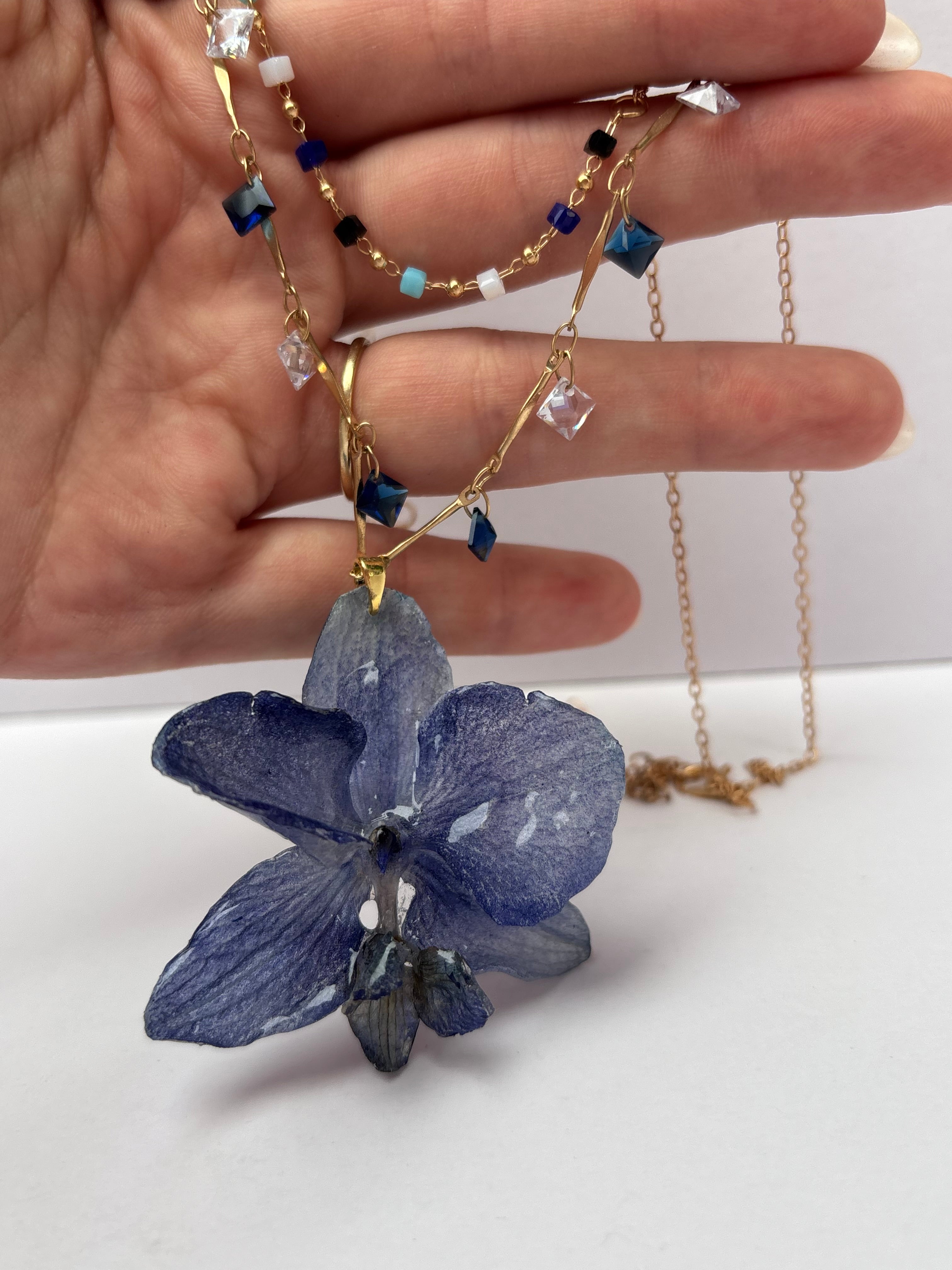 Collar Dorado con Flor Real Orquídea Azul| JOYERÍA BOTÁNICA |