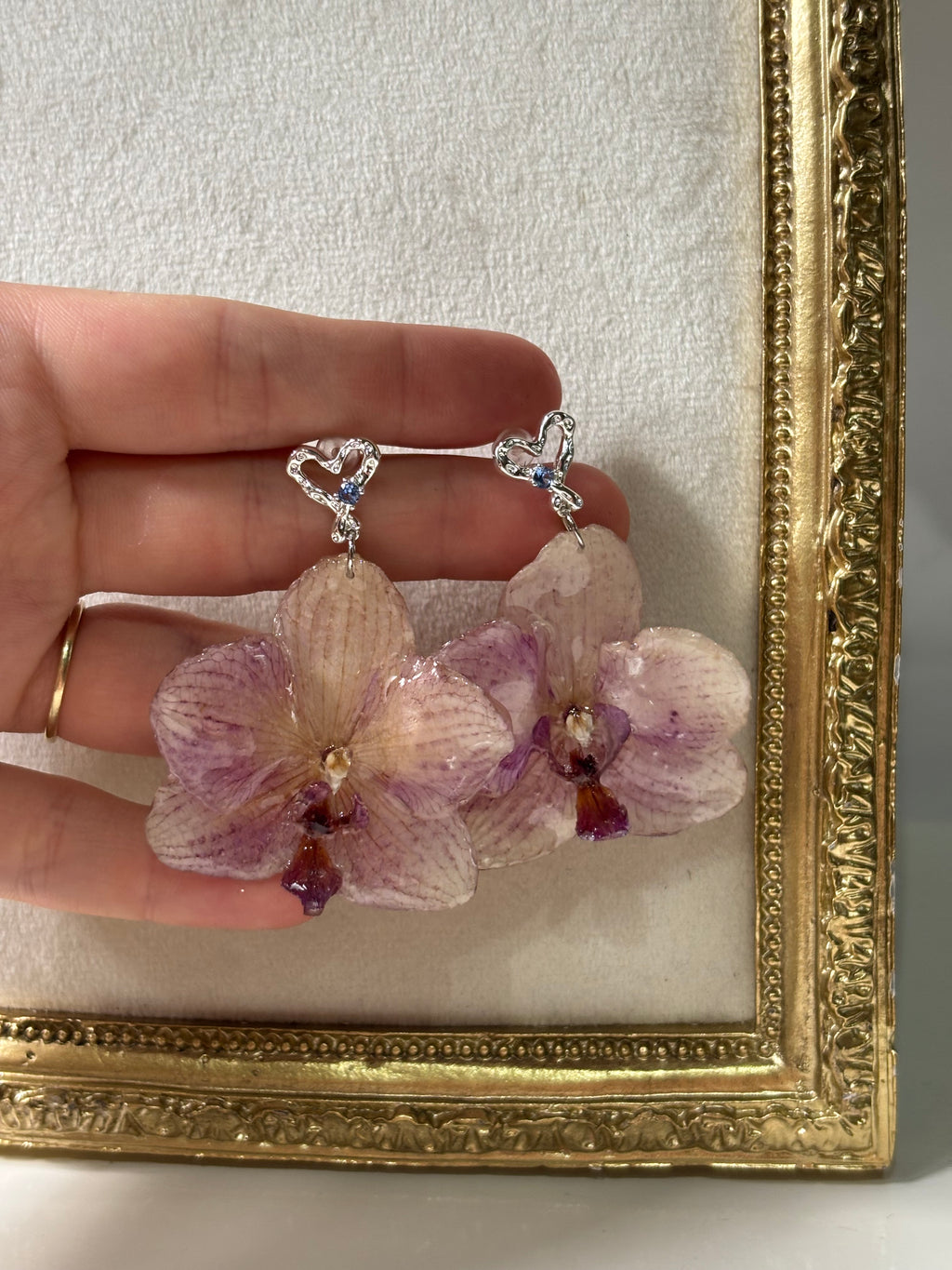 Pendientes Plateados con Flor Real Orquídea Morada | JOYERÍA BOTÁNICA |