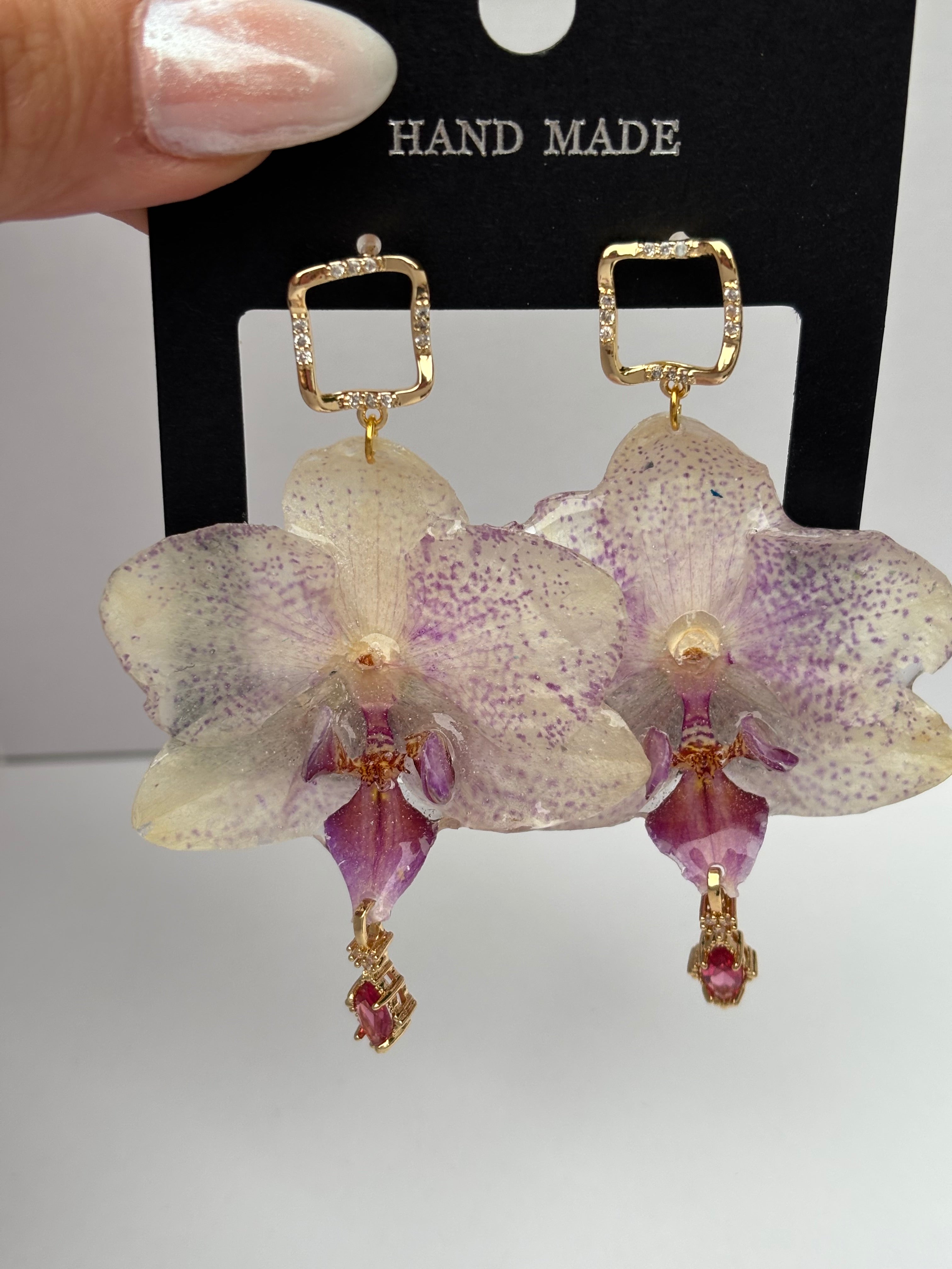 Pendientes Dorados con Flor Real Orquídea Morada | JOYERÍA BOTÁNICA |