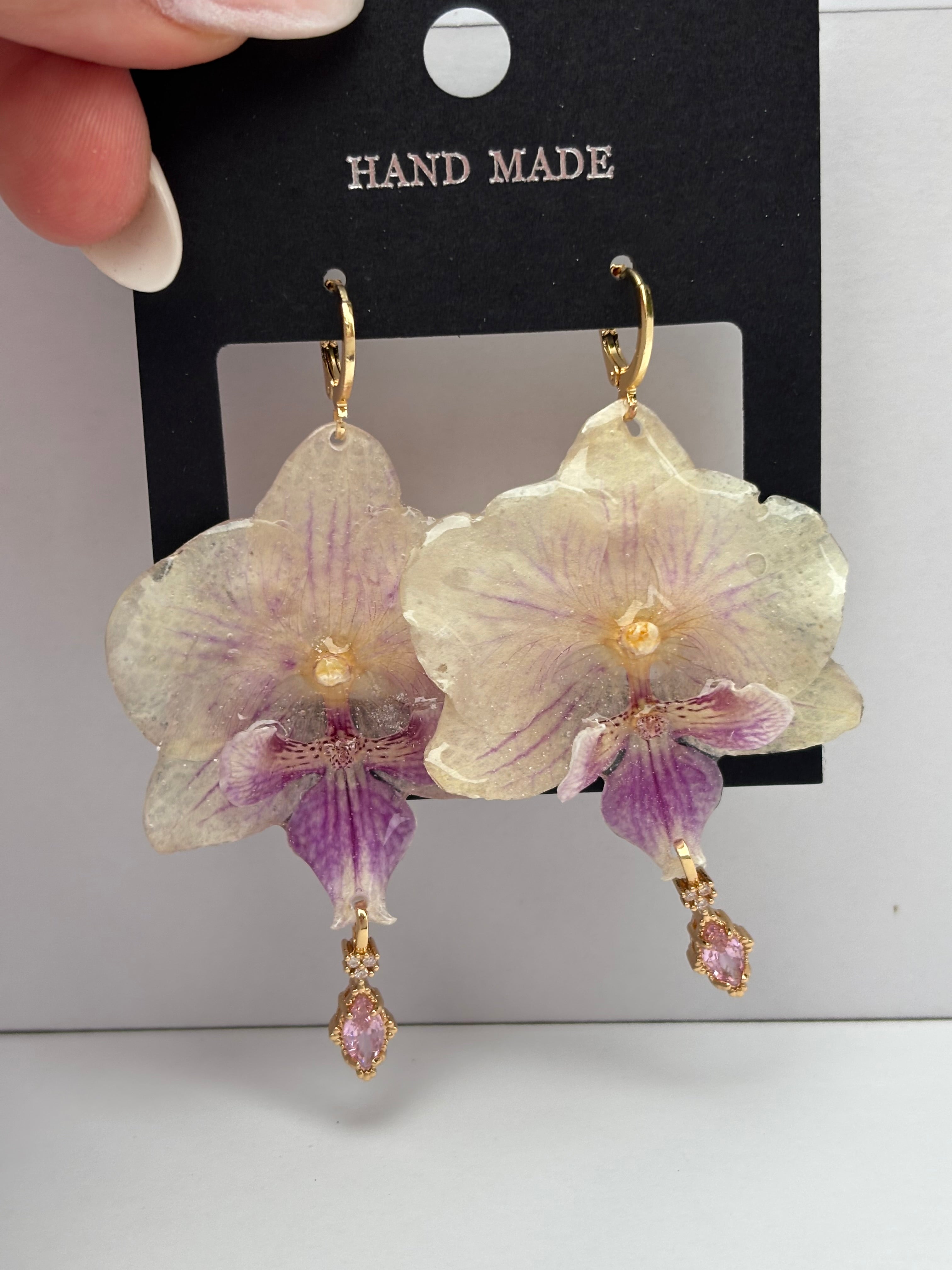 Pendientes Dorados con Flor Real Orquídea Blanca-Morada | JOYERÍA BOTÁNICA |