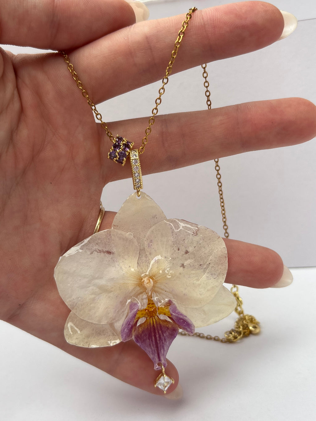 Collar Dorado con Flor Real Orquídea Blanca-Morada| JOYERÍA BOTÁNICA |