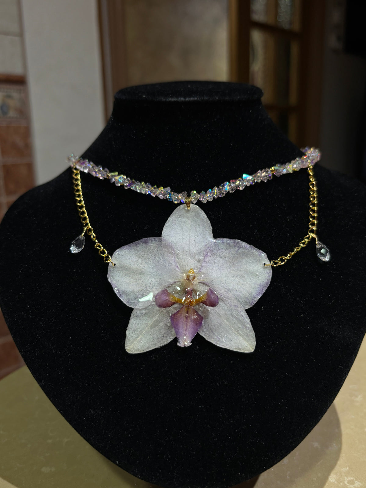 Collar Dorado con Flor Real Orquídea Blanca-Morada| JOYERÍA BOTÁNICA |
