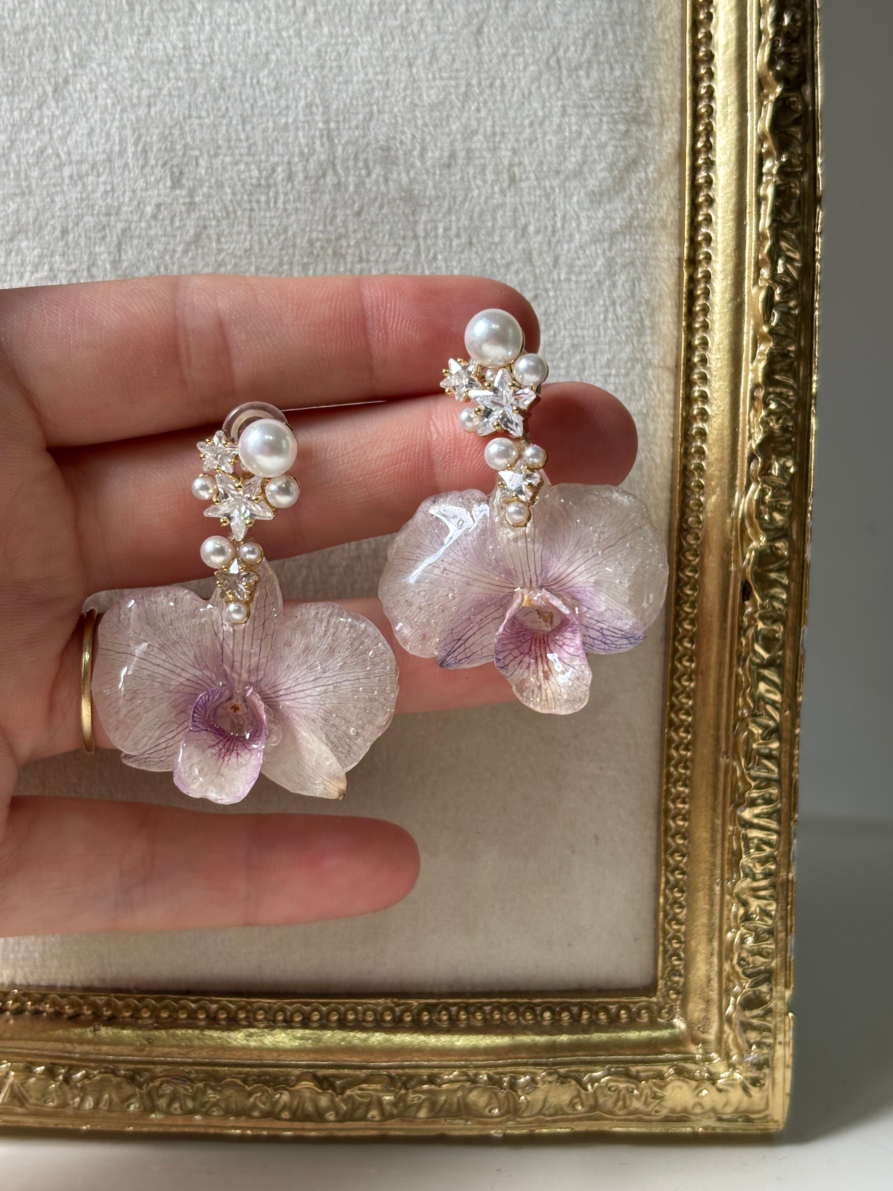 Pendientes Dorados con Flor Real Orquídea Blanco-Morada | JOYERÍA BOTÁNICA |