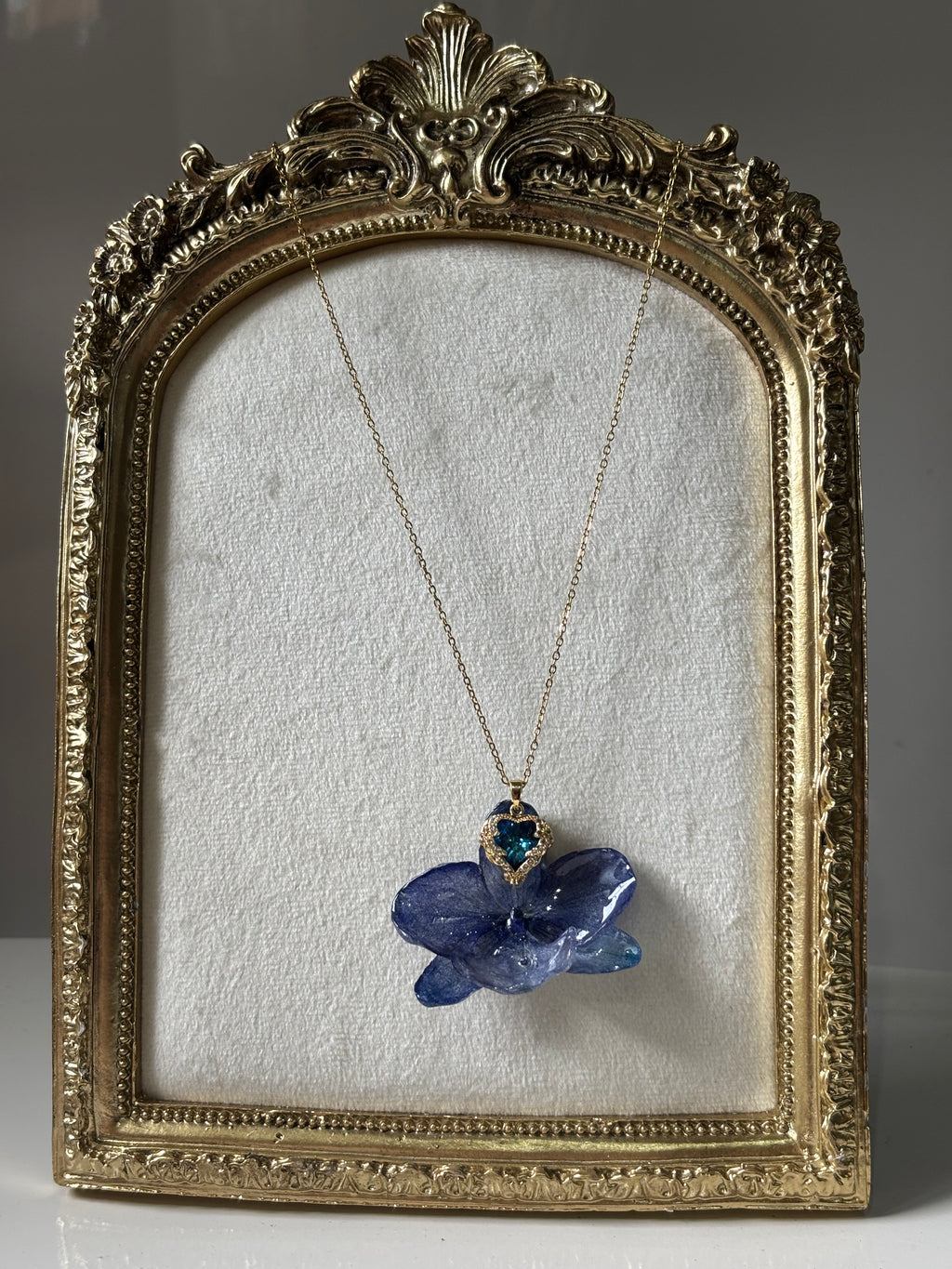 Collar Dorado con Flor Real Orquídea Azul| JOYERÍA BOTÁNICA |