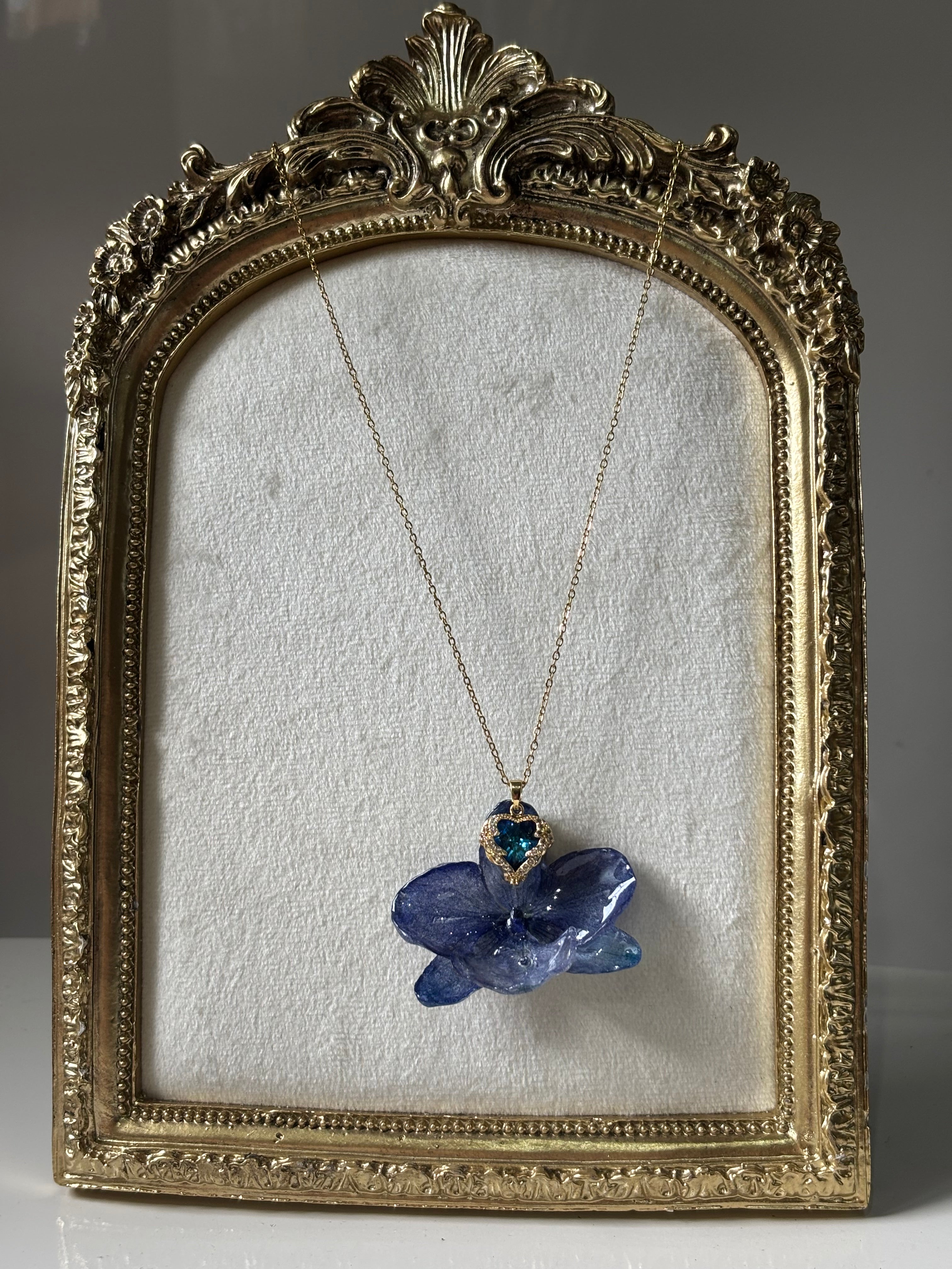 Collar Dorado con Flor Real Orquídea Azul| JOYERÍA BOTÁNICA |