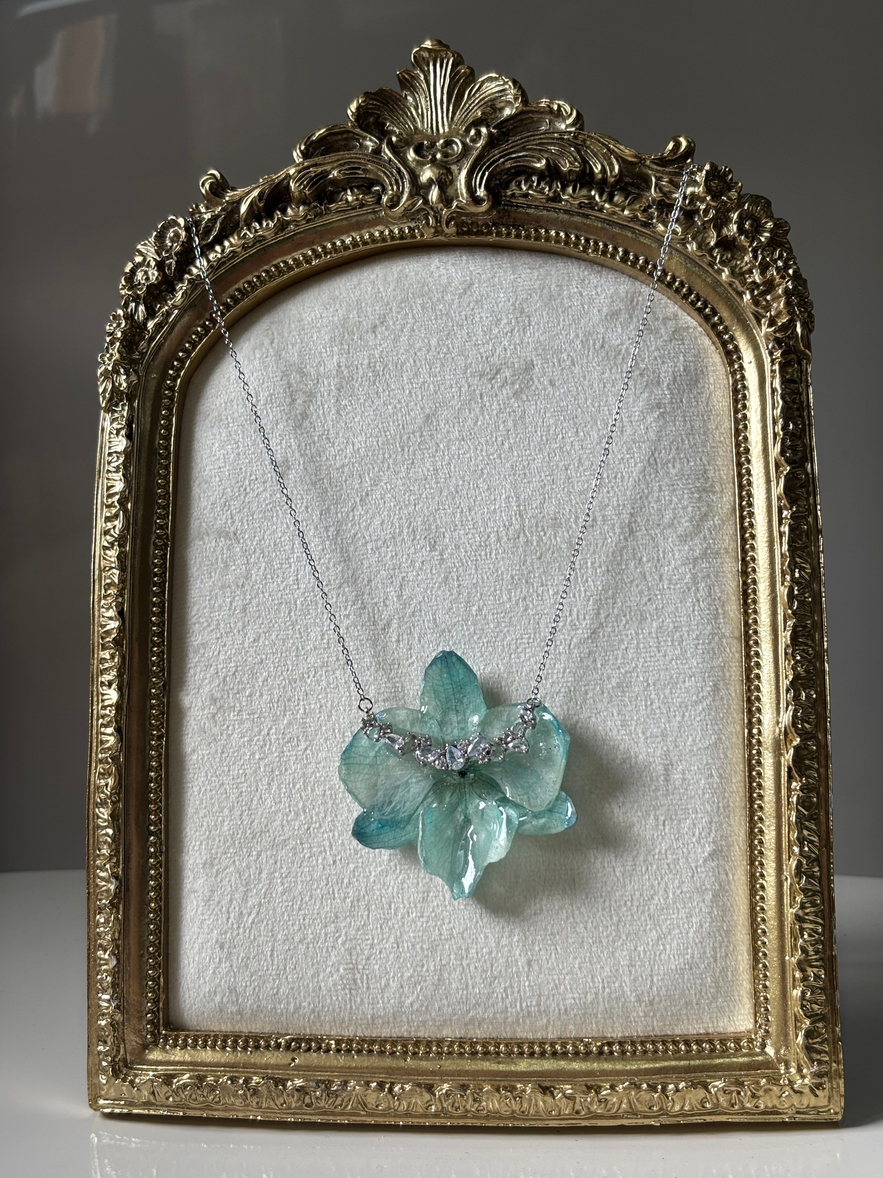 Collar Plateado con Flor Real Orquídea Azul| JOYERÍA BOTÁNICA |
