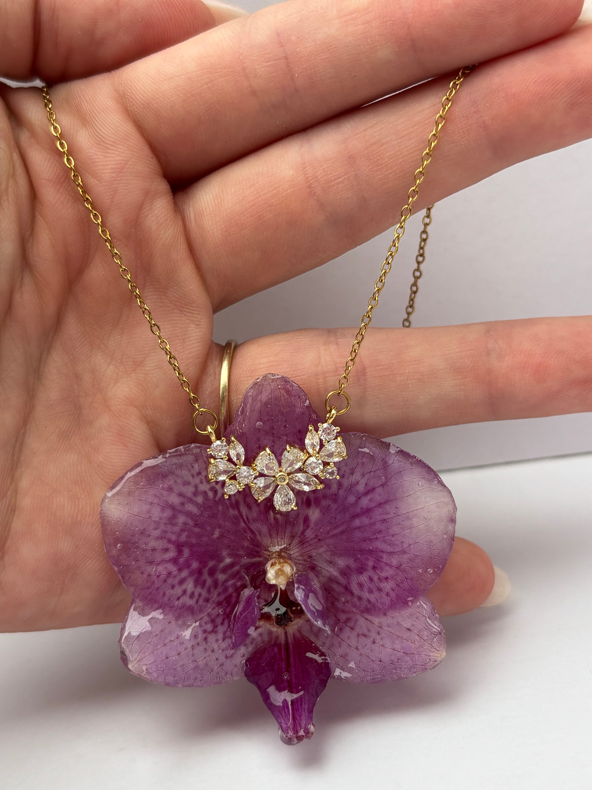 Collar Dorado con Flor Real Orquídea Morada| JOYERÍA BOTÁNICA |