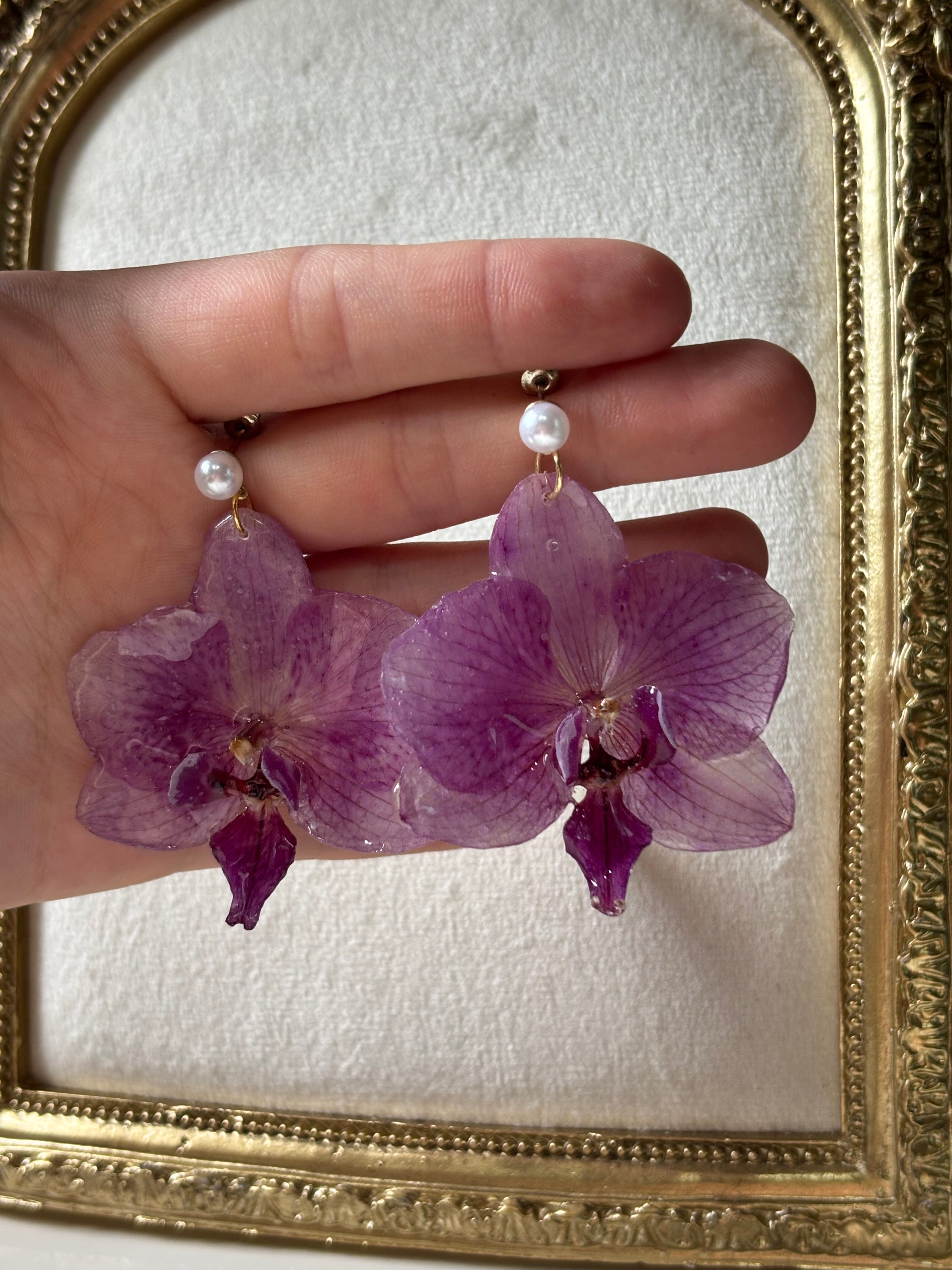 Pendientes Dorados con Flor Real Orquídea Morada | JOYERÍA BOTÁNICA |