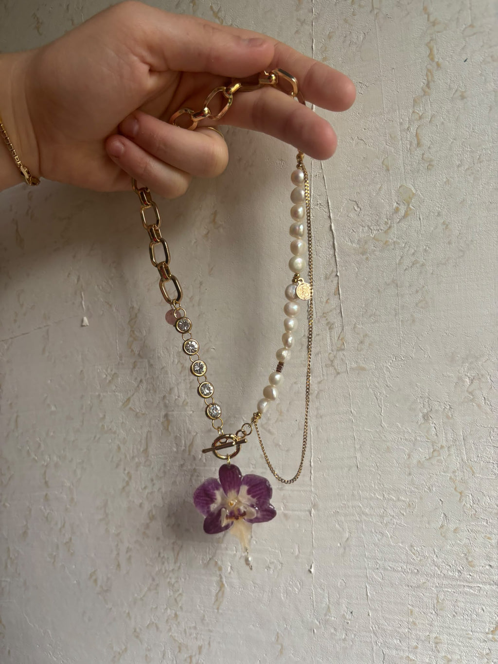 Collar Dorado con Flor Real Orquídea Morada-Blanca| JOYERÍA BOTÁNICA |