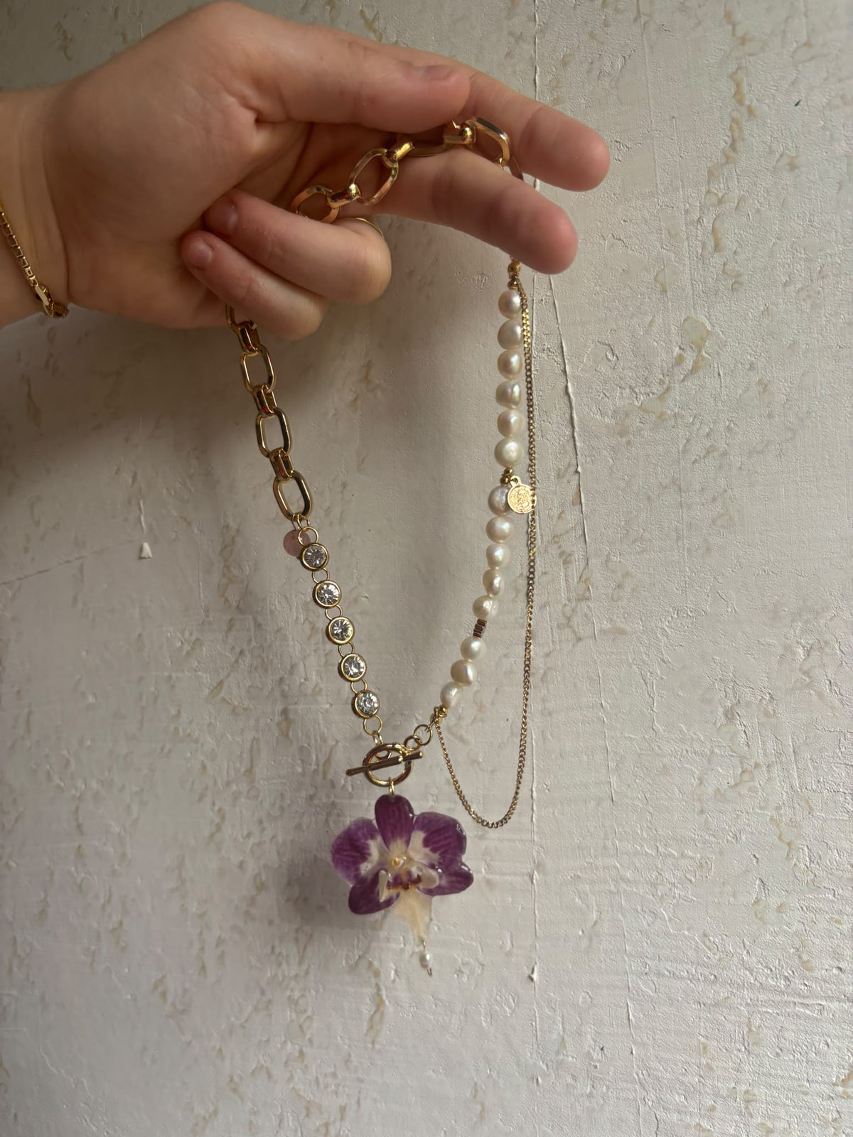 Collar Dorado con Flor Real Orquídea Morada-Blanca| JOYERÍA BOTÁNICA |