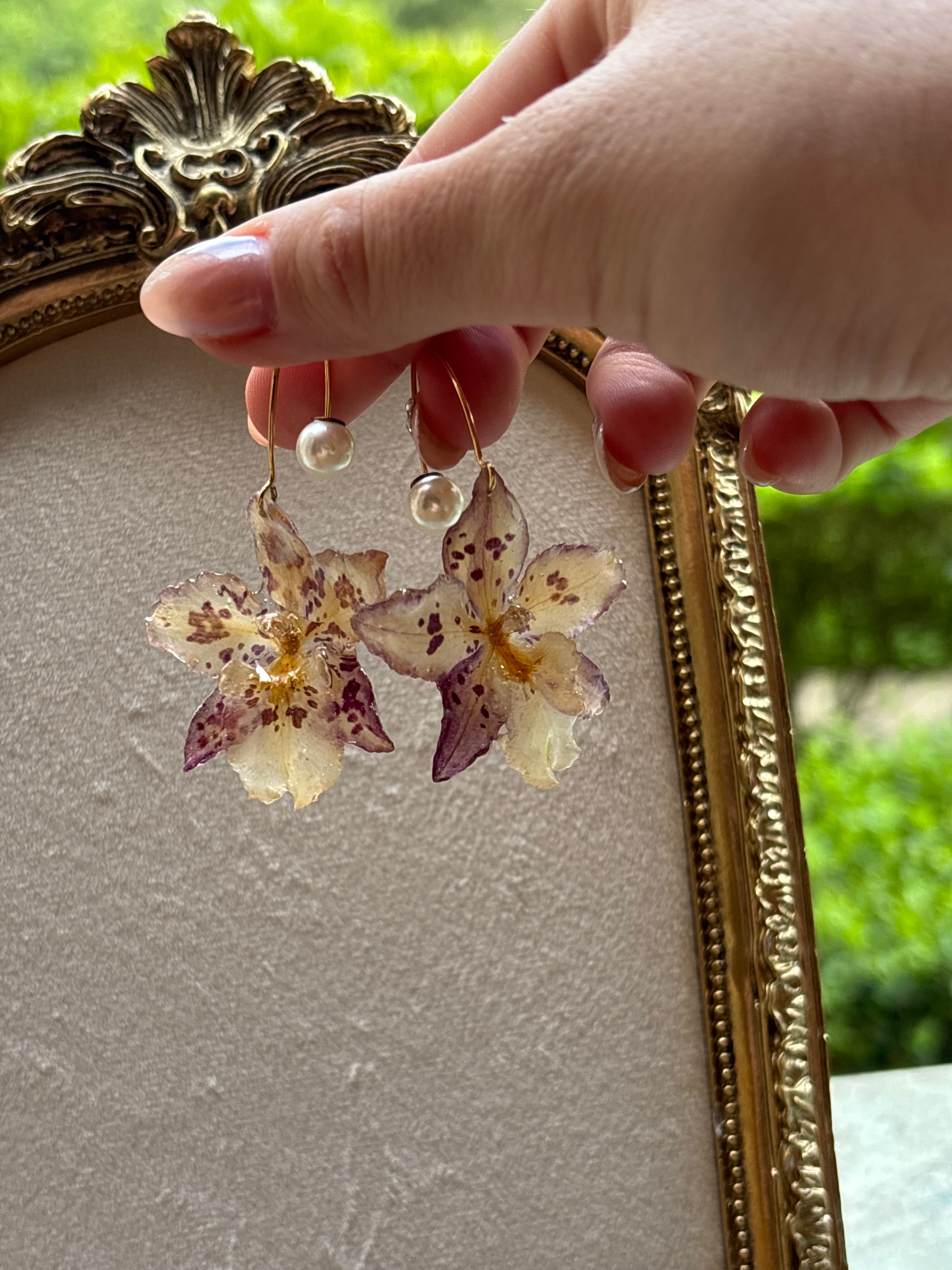 Pendientes Dorados con Flor Real Orquídea Morada | JOYERÍA BOTÁNICA |