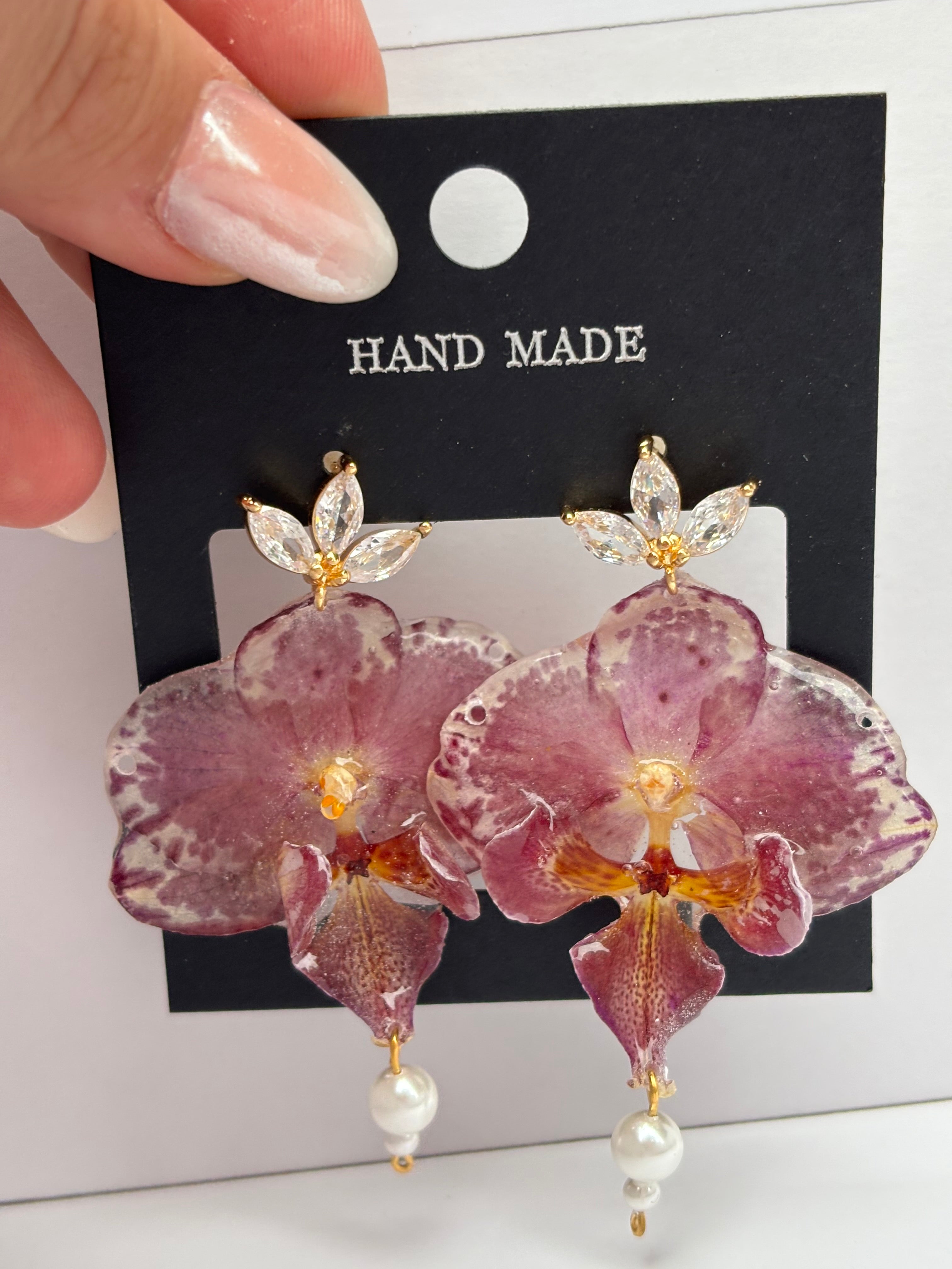Pendientes Dorados con Flor Real Orquídea Morada | JOYERÍA BOTÁNICA |