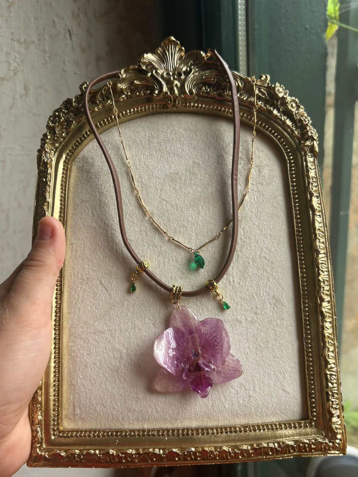 Collar Dorado con Flor Real Orquídea Morada| JOYERÍA BOTÁNICA |