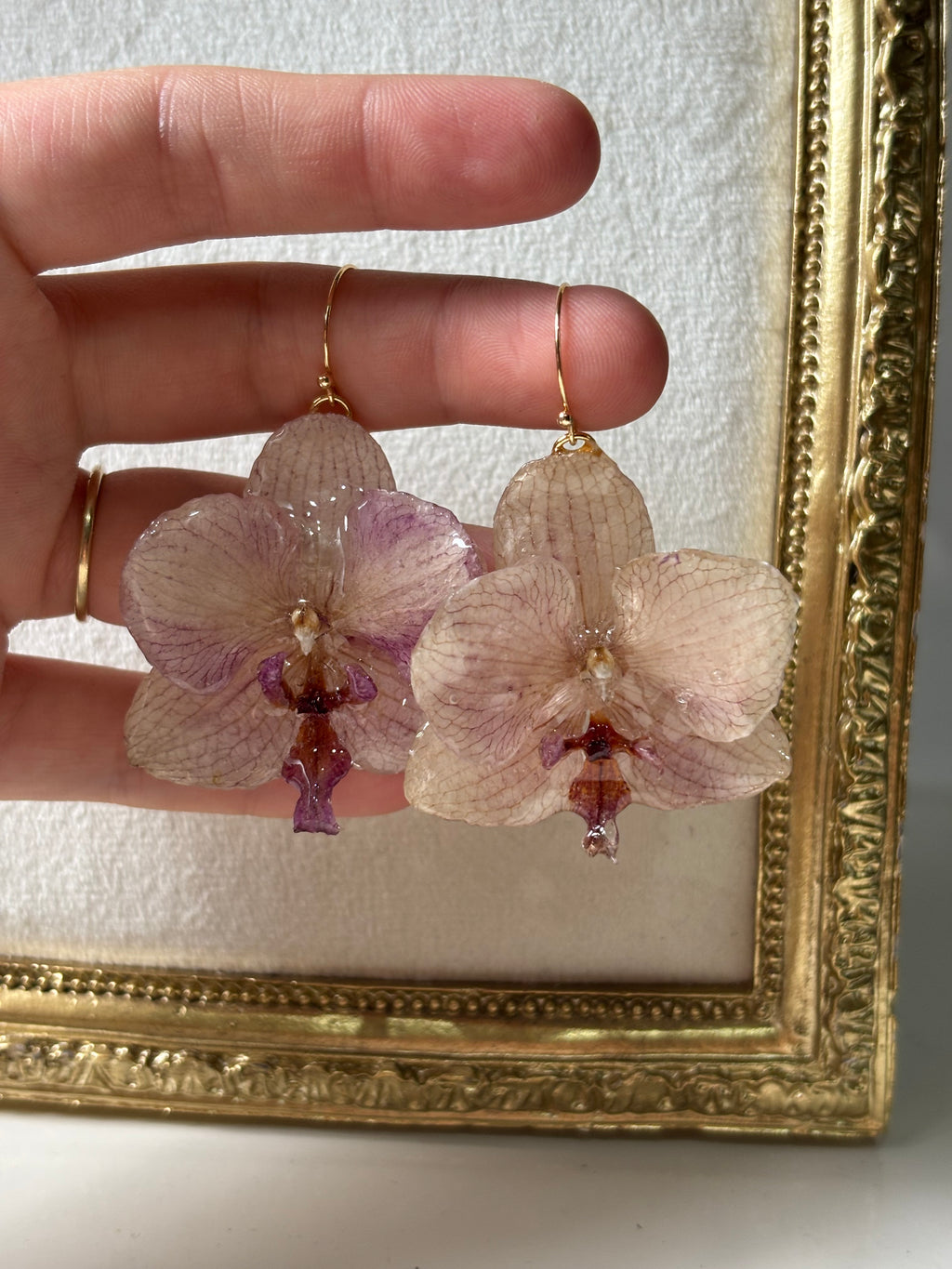 Pendientes Dorados con Flor Real Orquídea Morada | JOYERÍA BOTÁNICA |