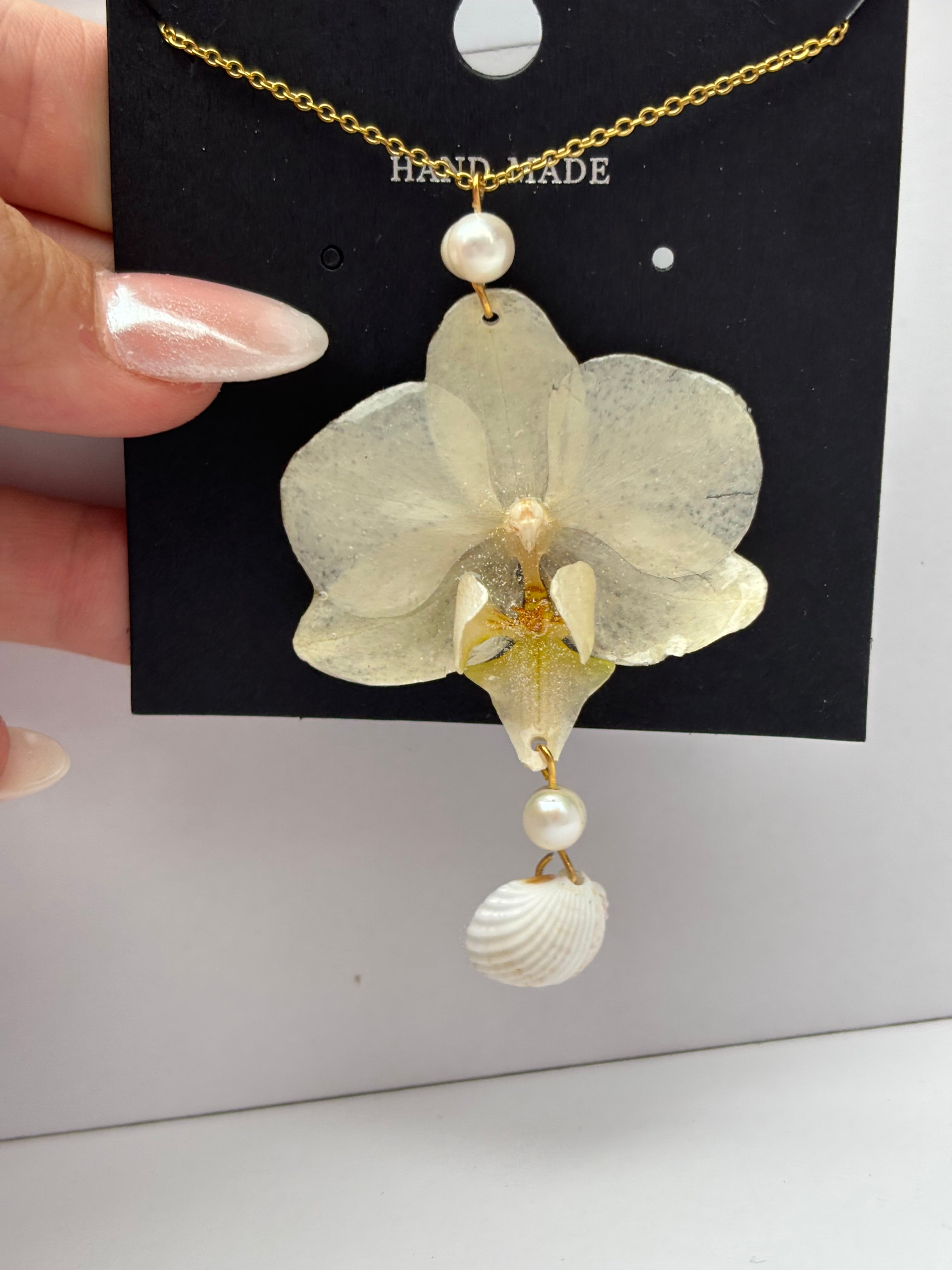 Collar Dorado con Flor Real Orquídea Blanca-Amarilla| JOYERÍA BOTÁNICA |